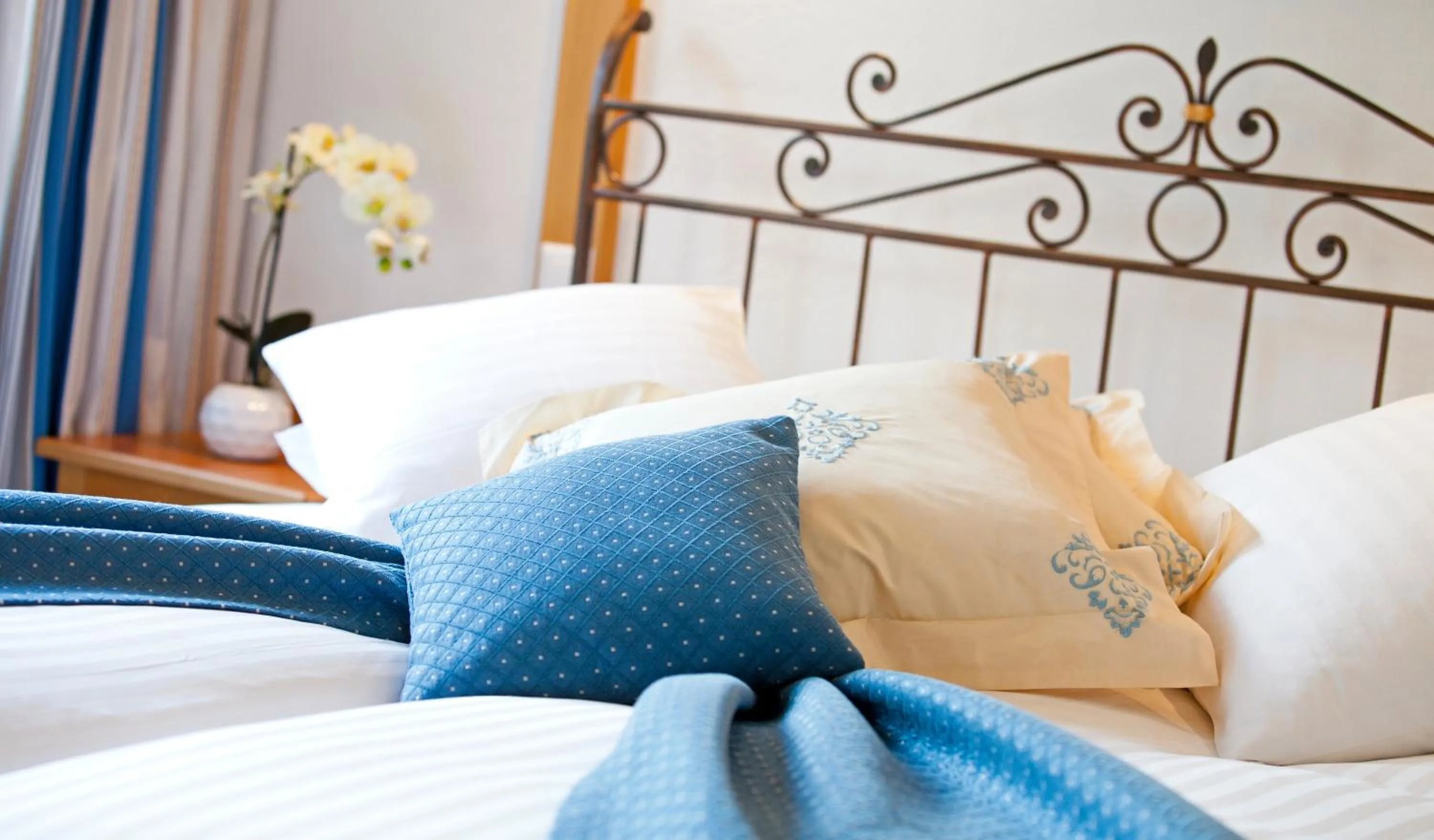 Bed in Derby Swiss Quality Hotel