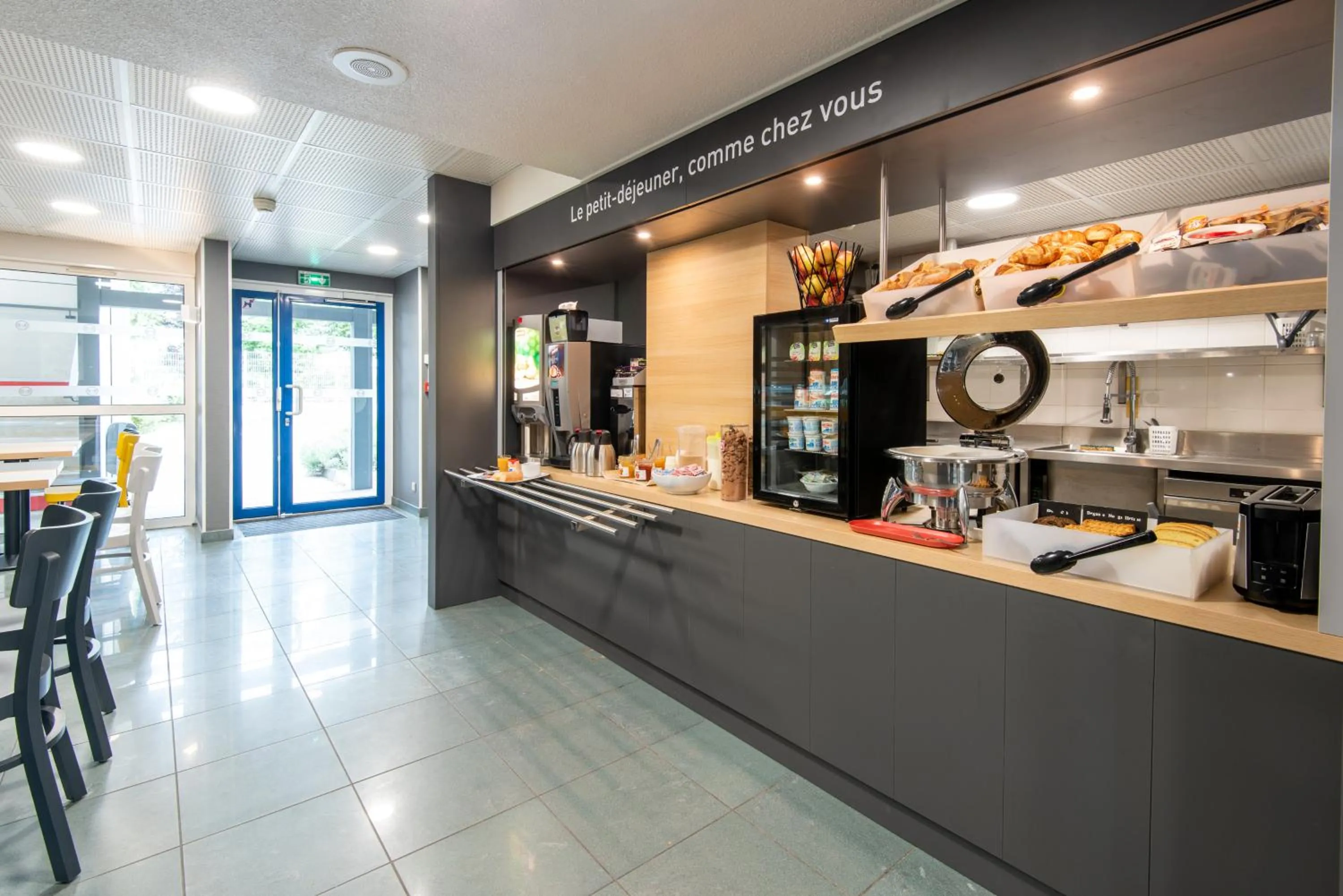 Buffet breakfast in B&B HOTEL Dieppe