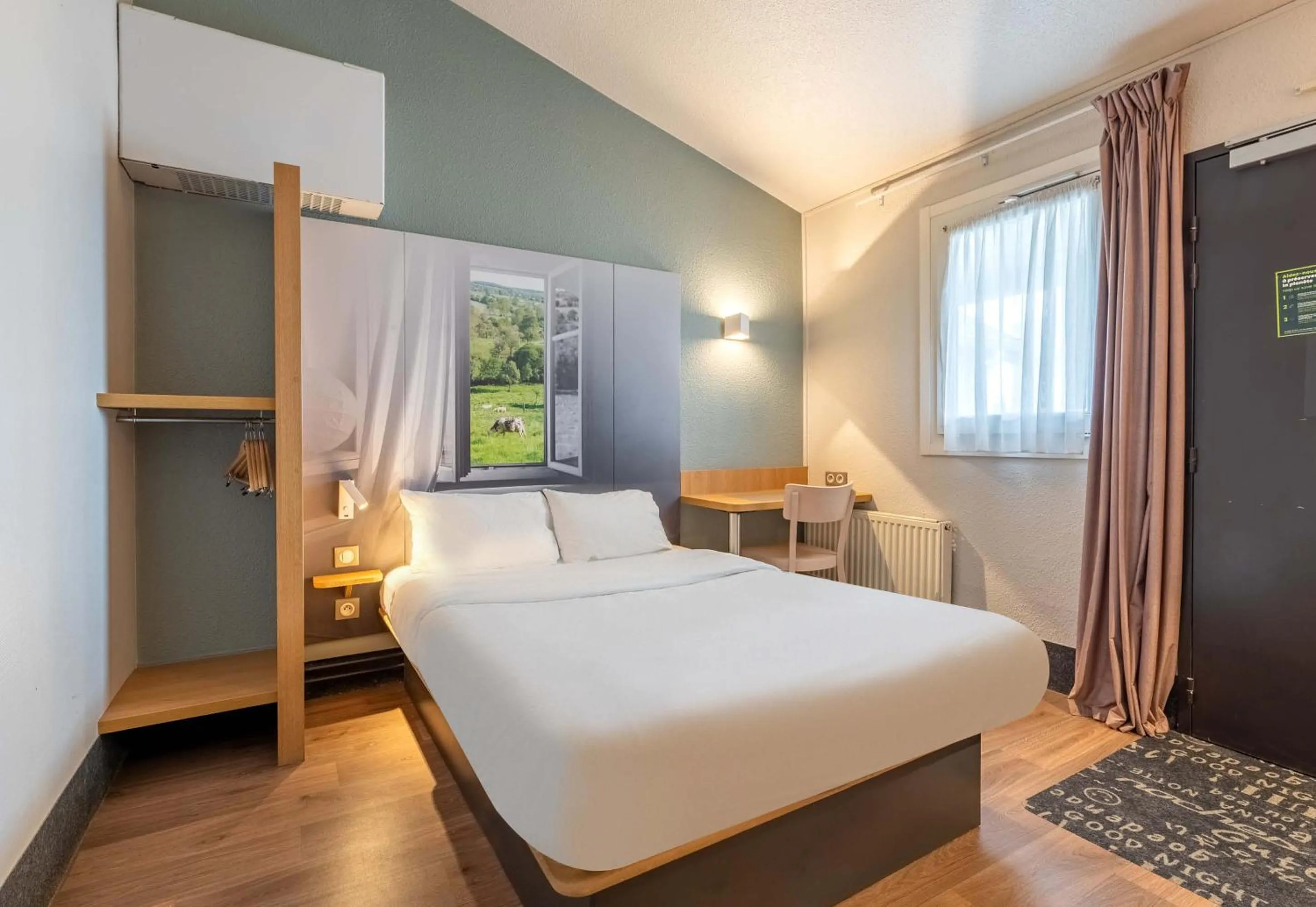 Bedroom, Bed in B&B HOTEL Dieppe