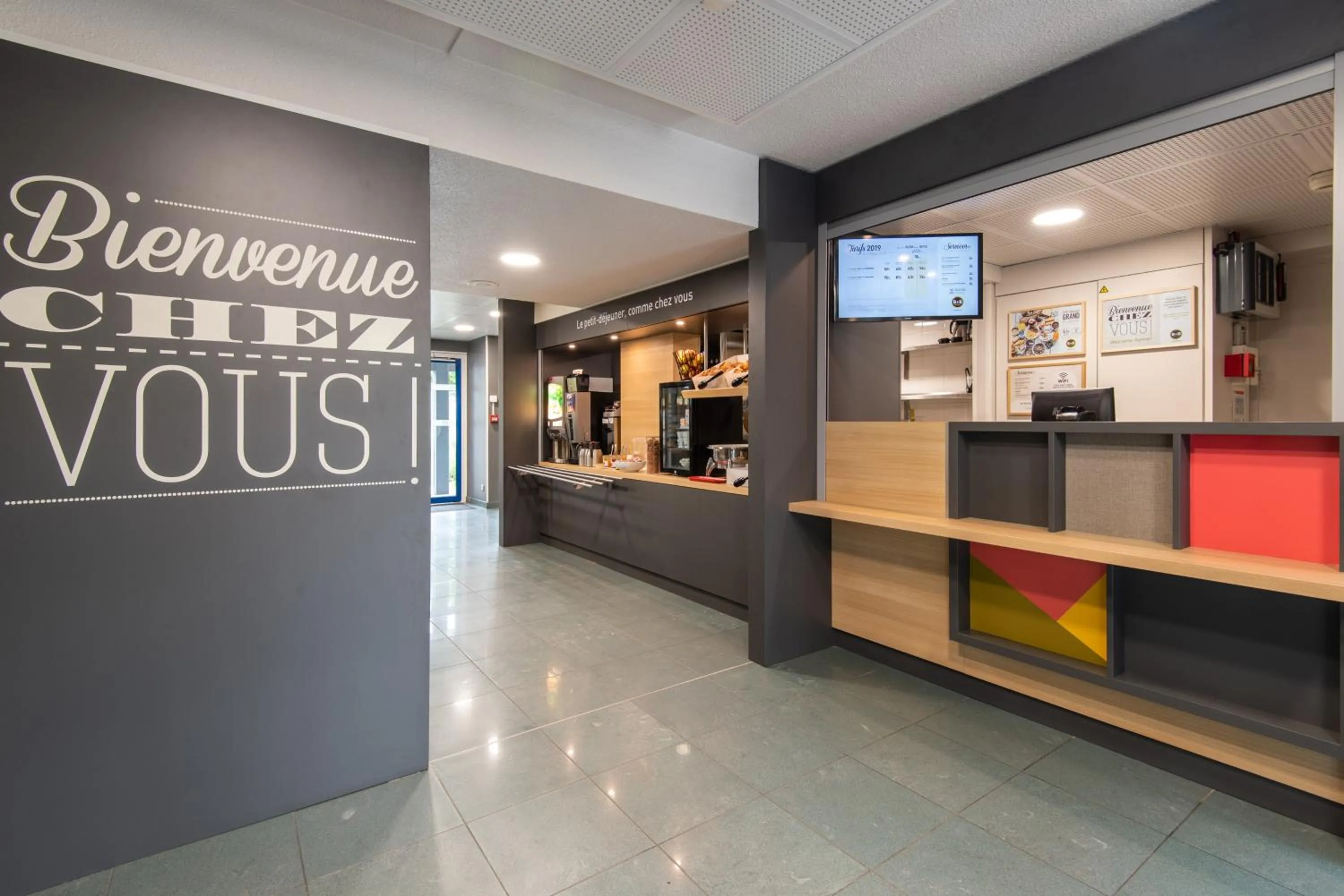 Lobby or reception in B&B HOTEL Dieppe