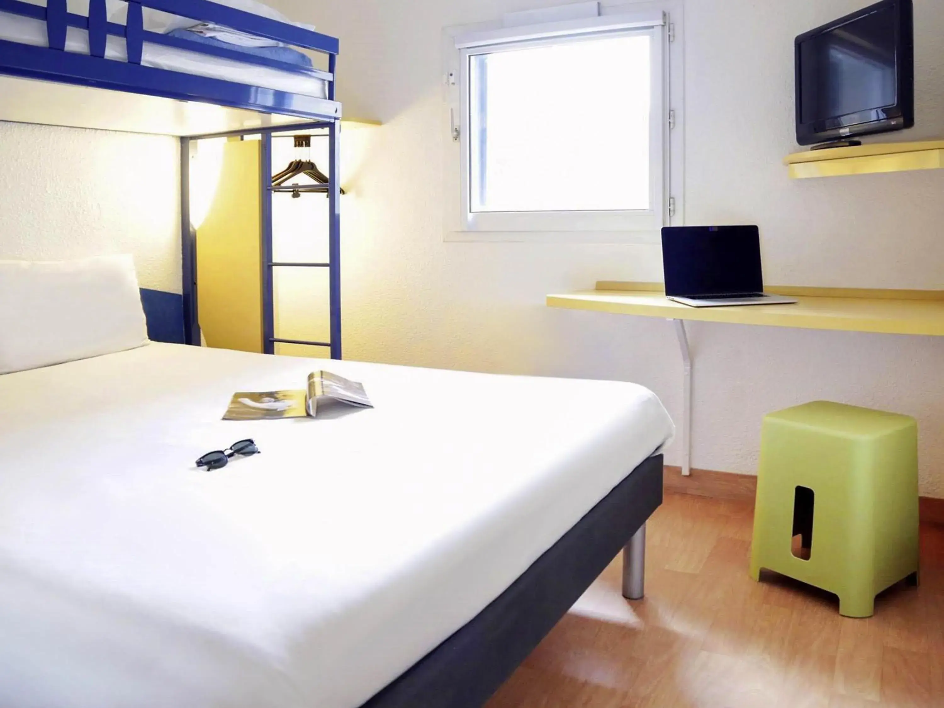 Bedroom, Bed in Ibis Budget - Lille Villeneuve D'Ascq Bedroom, Bed in Ibis Budget - Lille Villeneuve D'Ascq