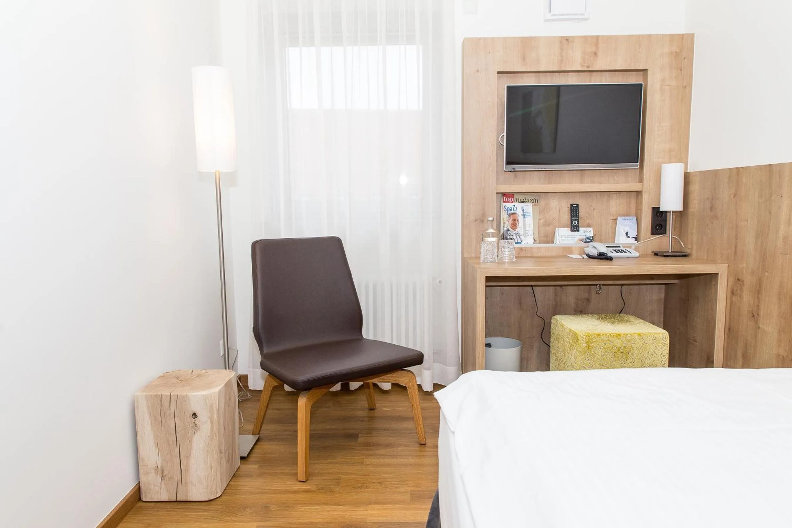 Seating area, Bed in Hotel Goldenes Rad