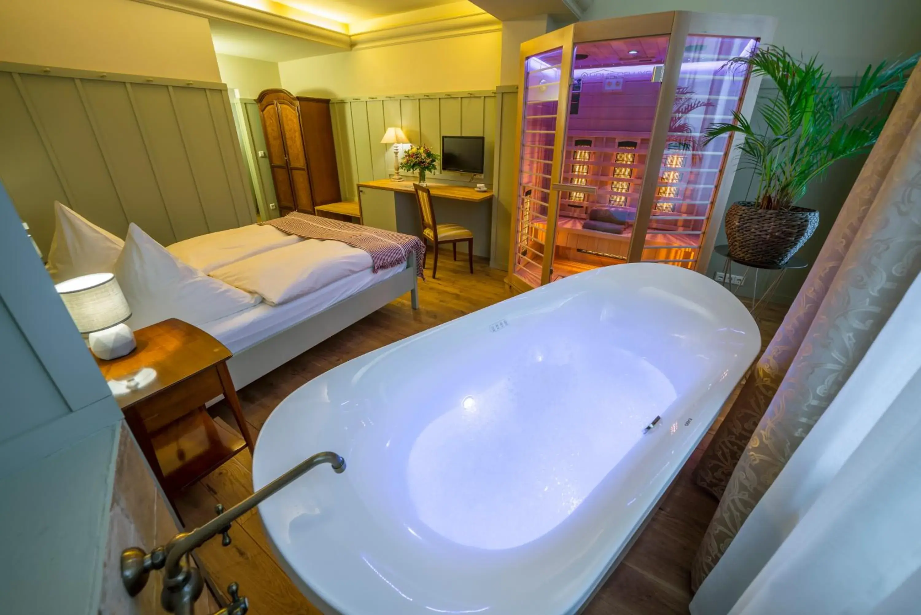 Queen Room with Spa Bath - single occupancy in Boutique-Hotel & Wellness Goldenes Fass Meißen Queen Room with Spa Bath - single occupancy in Boutique-Hotel & Wellness Goldenes Fass Meißen