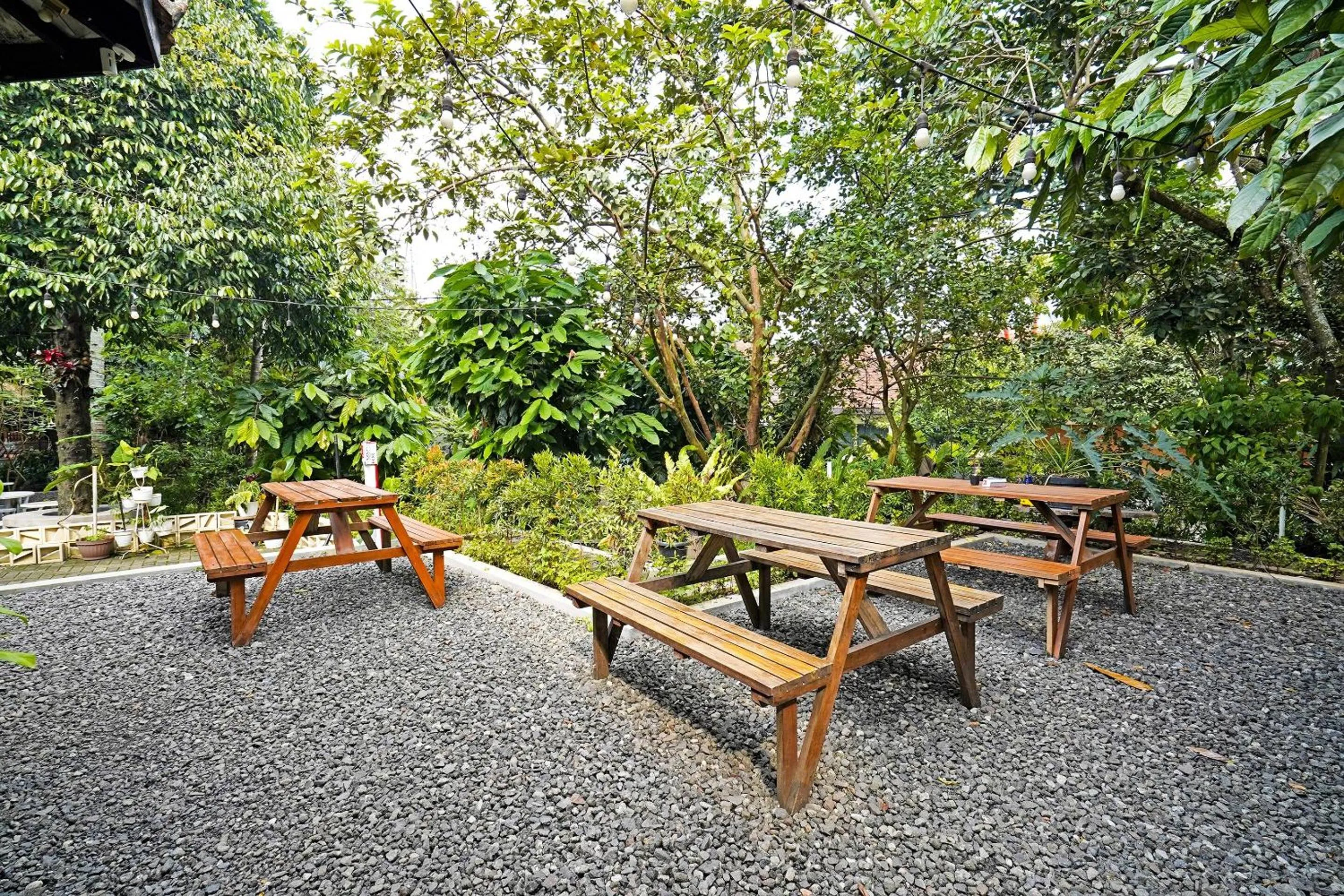 Restaurant/places to eat in Hotel O Garden Hostel