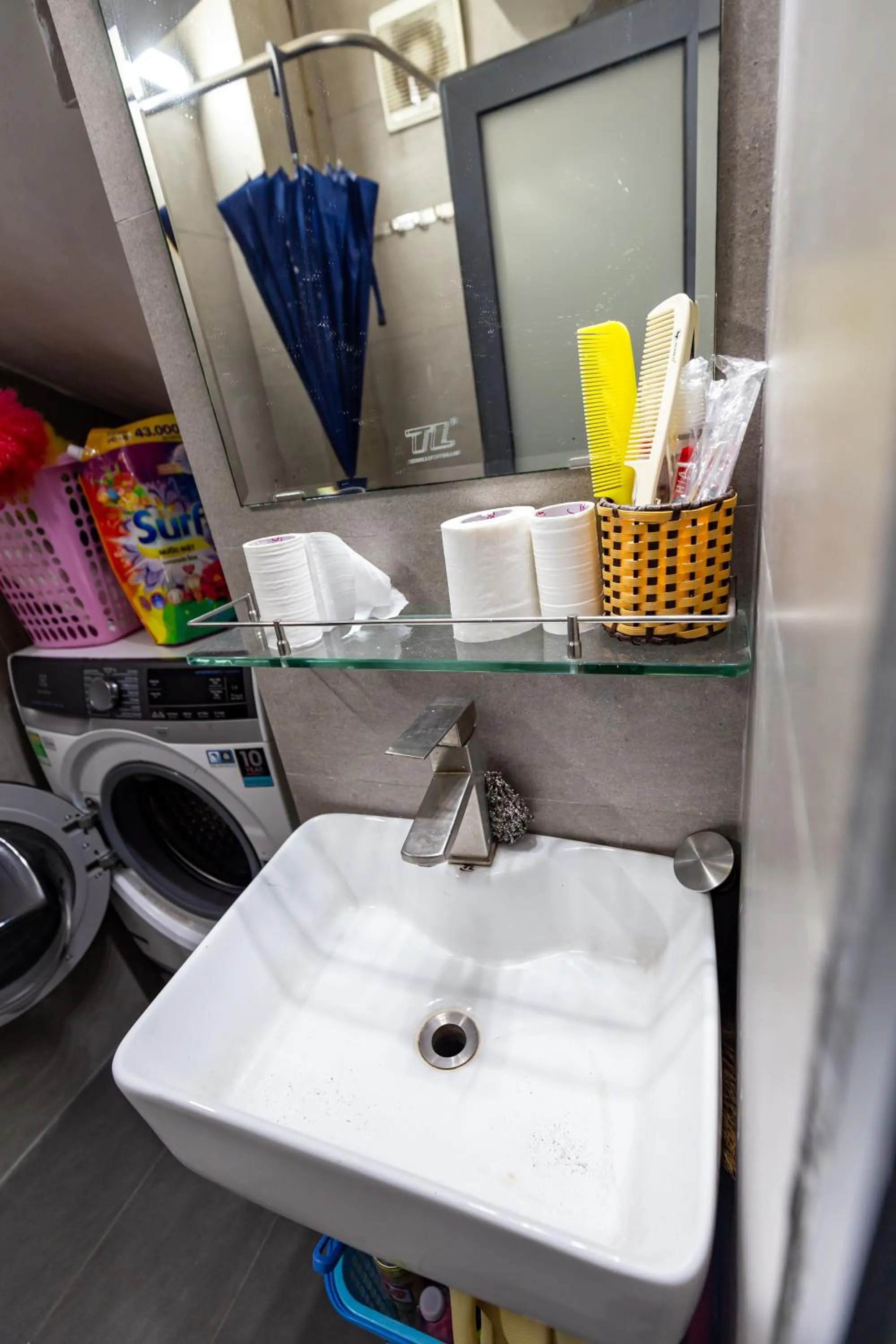 Shower in Cozy Riverview of Livinginn