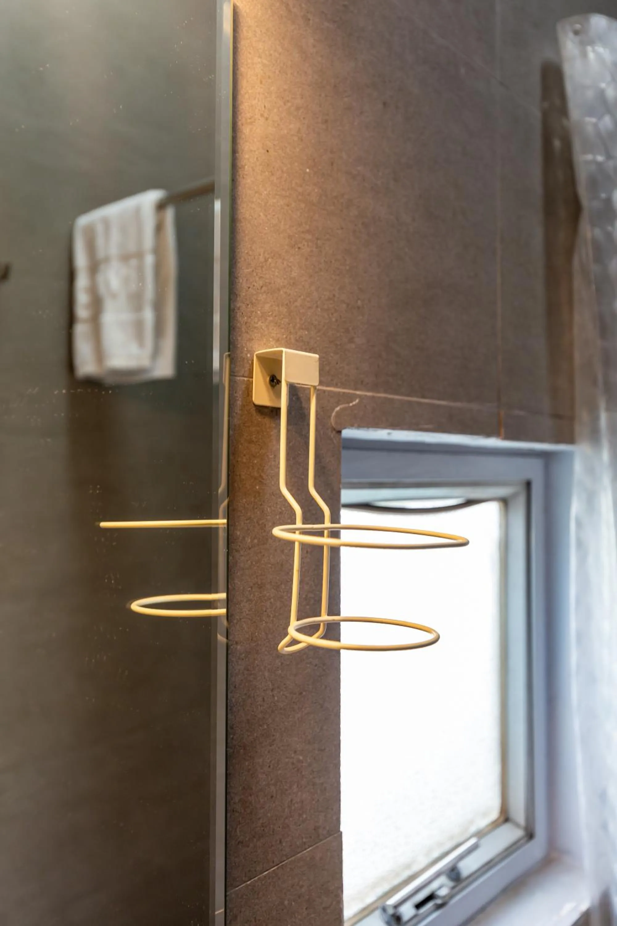 Shower in Cozy Riverview of Livinginn