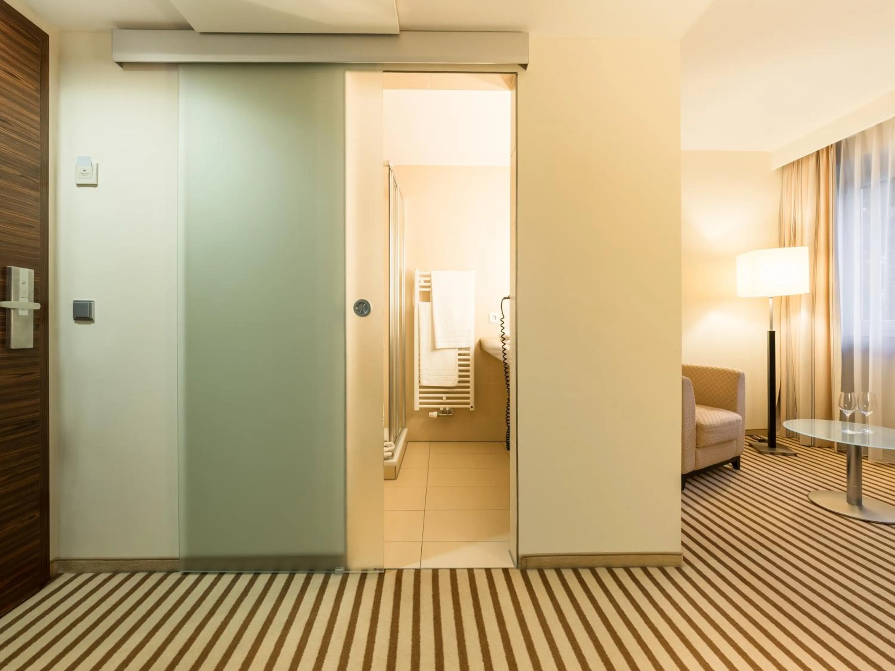 Bathroom, Bed in Hotel an der Oper