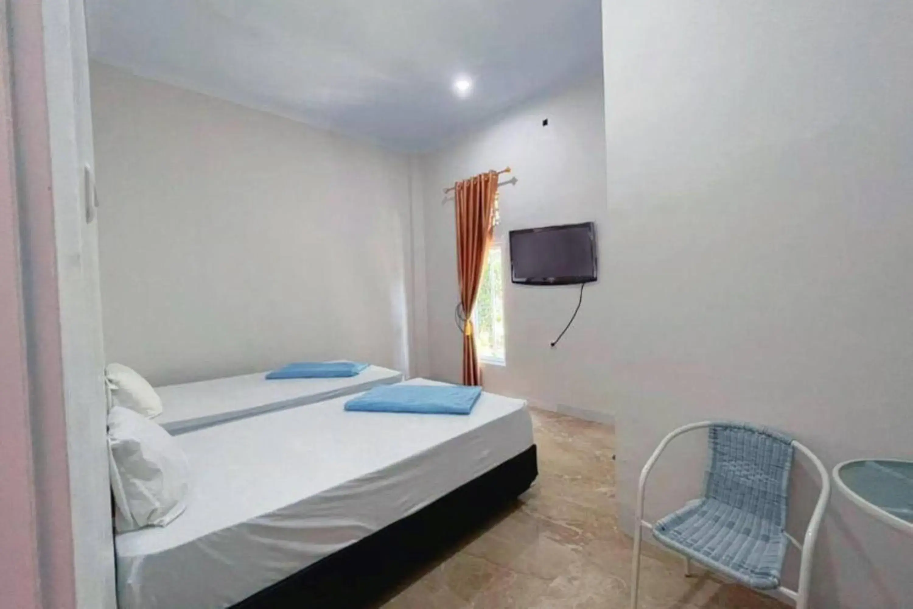 Twin Room in Wisma Maestro Toraja Mitra RedDoorz Twin Room in Wisma Maestro Toraja Mitra RedDoorz