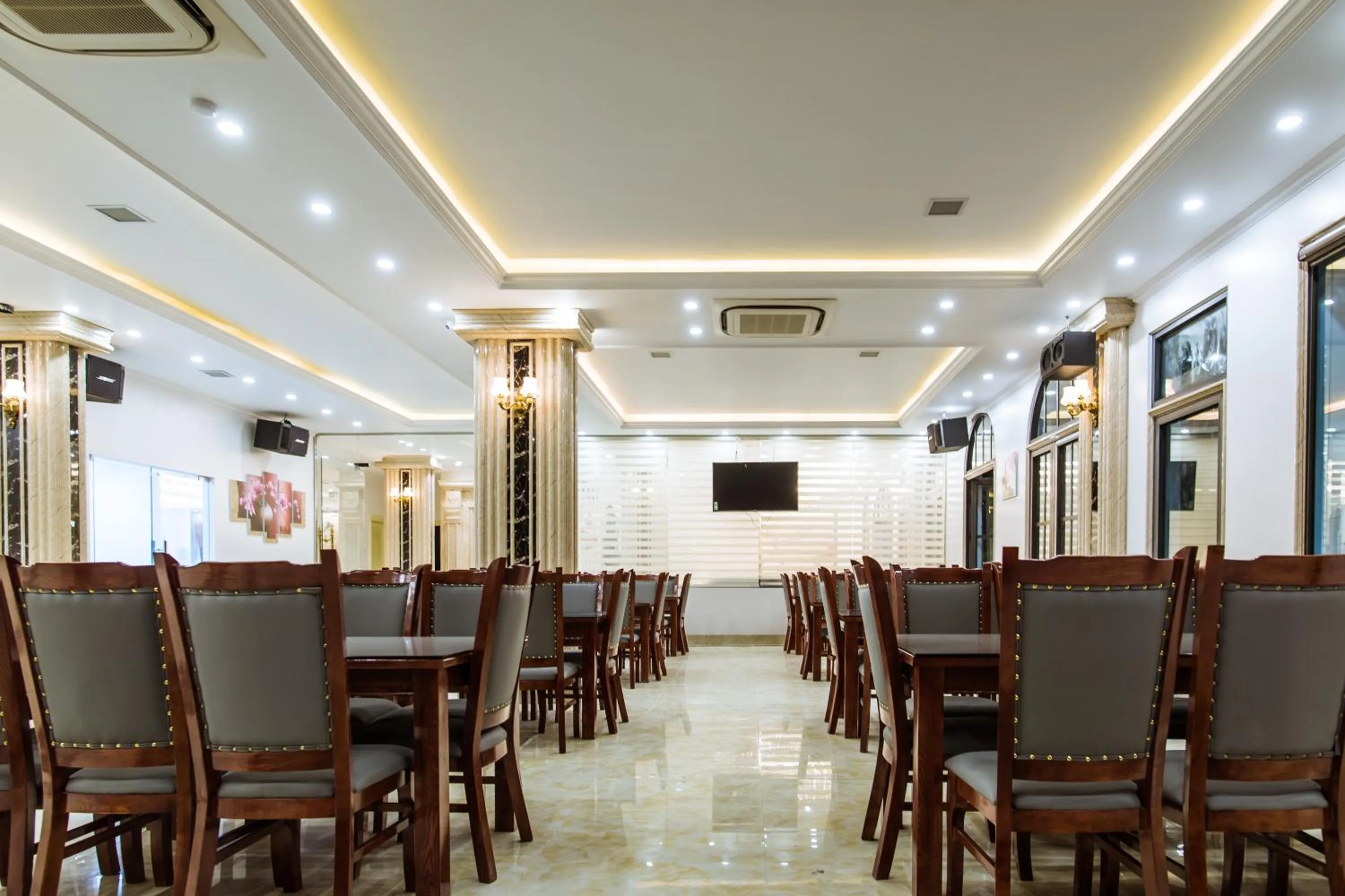 Restaurant/places to eat in Sun Ha Long hotel