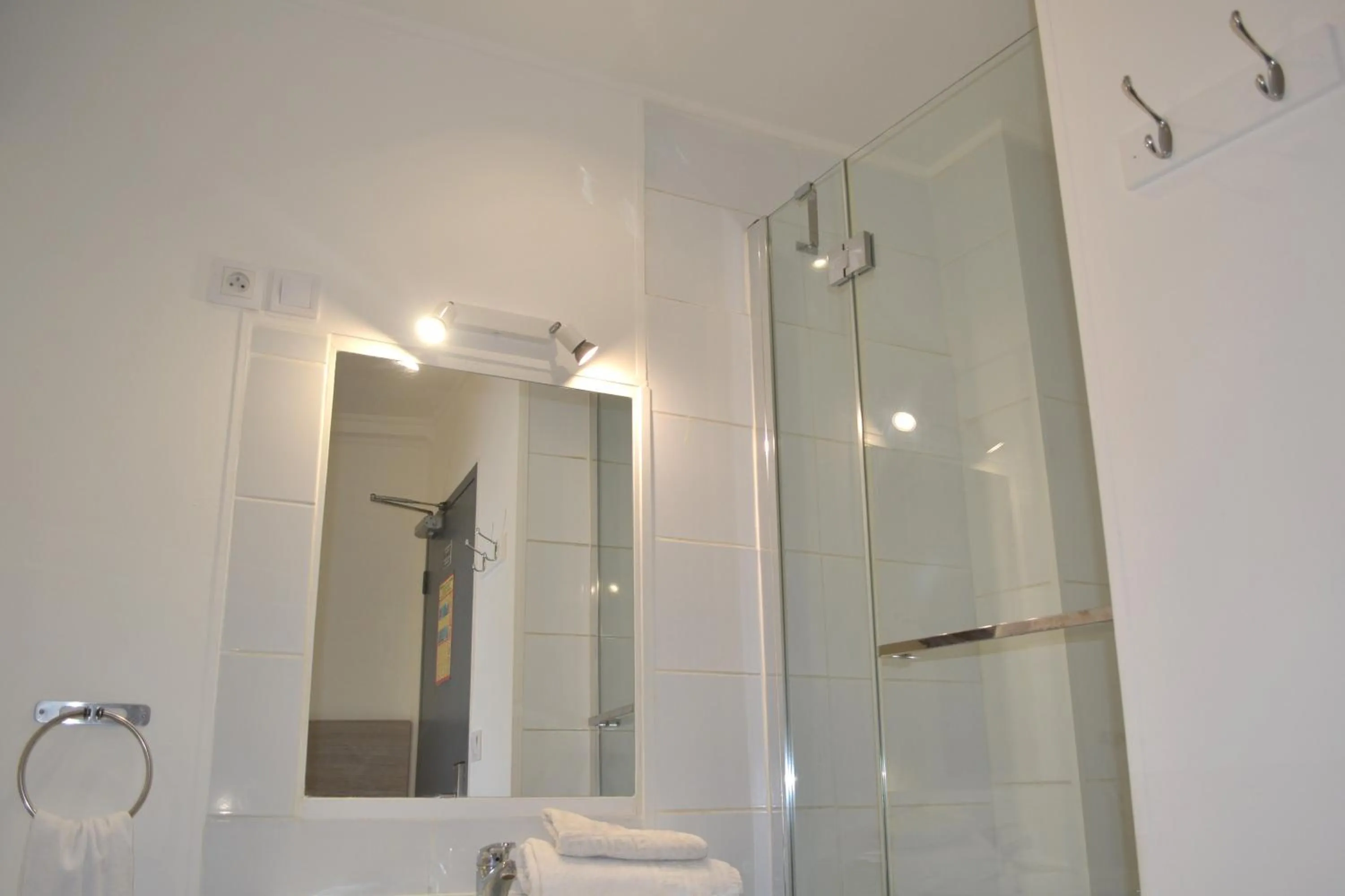 Shower in Hôtel Concorde - Centre ville de Nimes