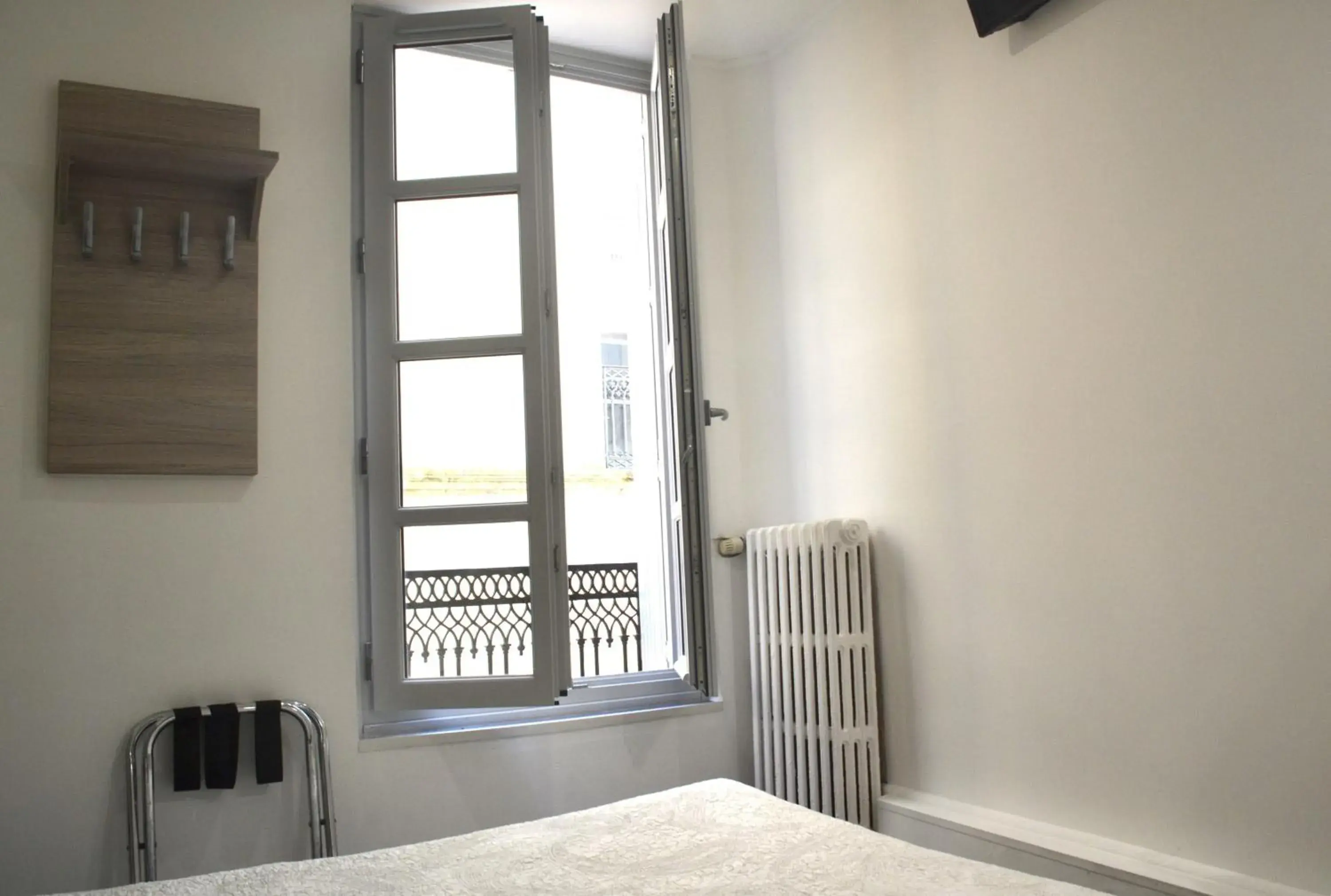 Economy Double Room with Shared Toilet - single occupancy in Hôtel Concorde - Centre ville de Nimes Economy Double Room with Shared Toilet - single occupancy in Hôtel Concorde - Centre ville de Nimes