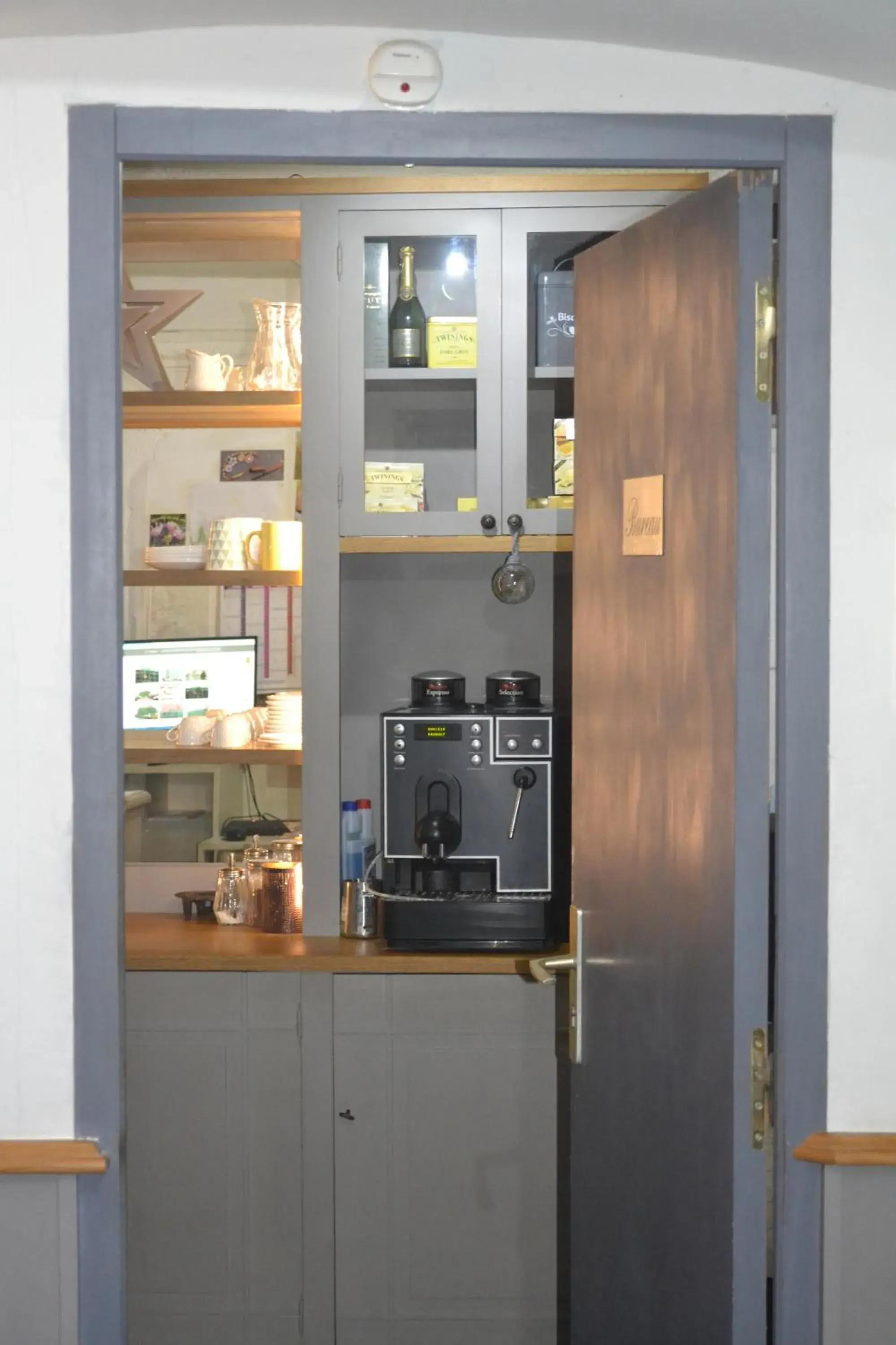 Coffee/tea facilities, Kitchen/Kitchenette in Hotel Concorde