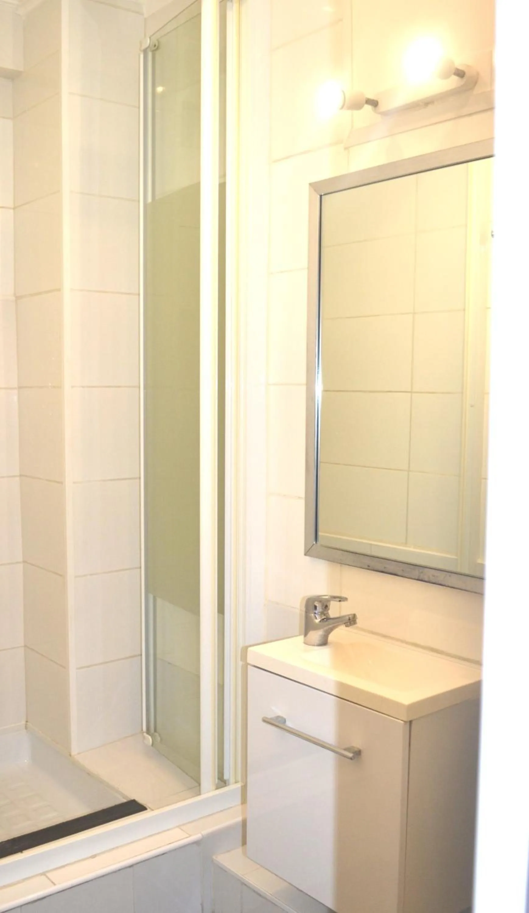 Bathroom in Hôtel Concorde - Centre ville de Nimes