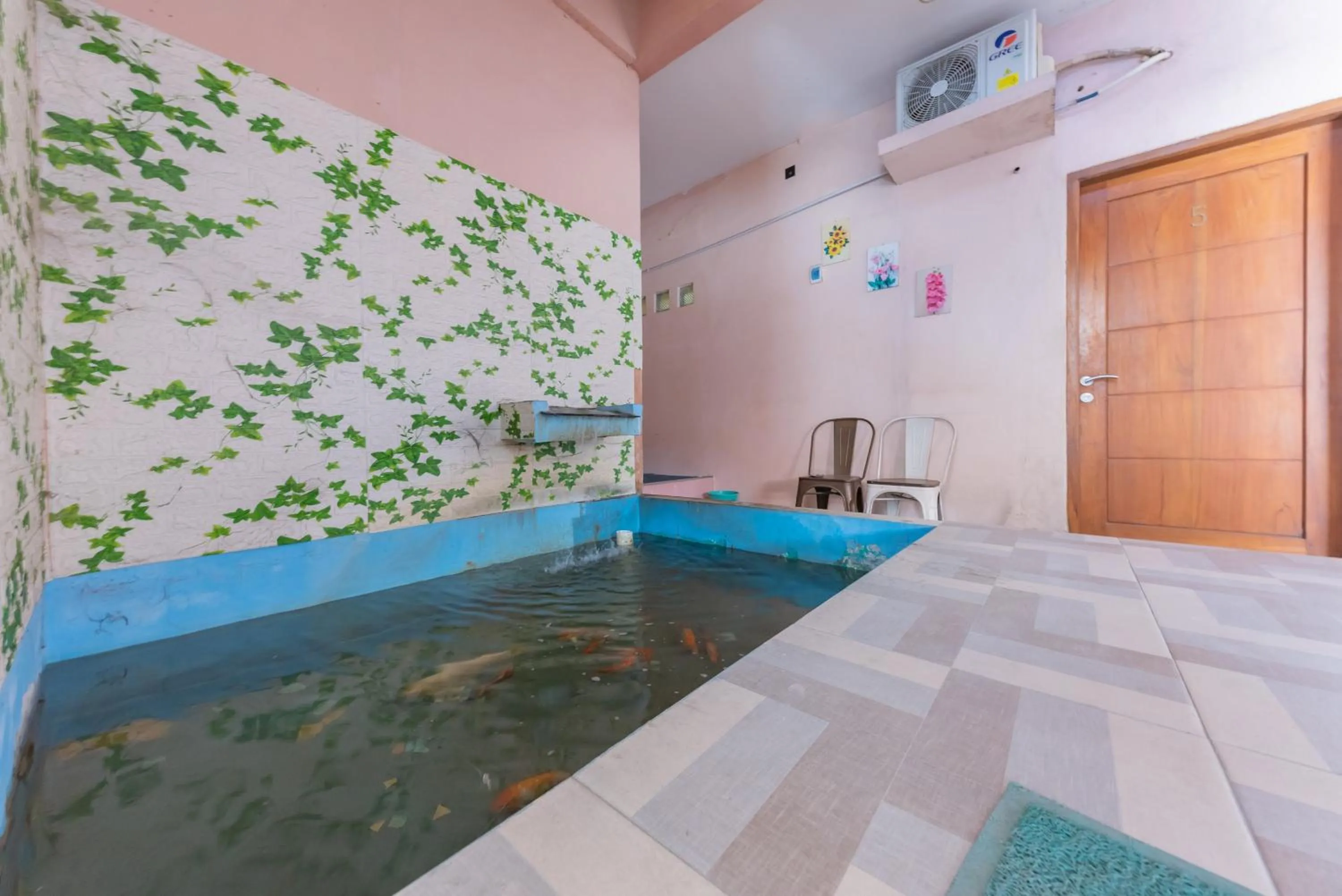 Property building in RedDoorz near Kejaksan Station Cirebon 3