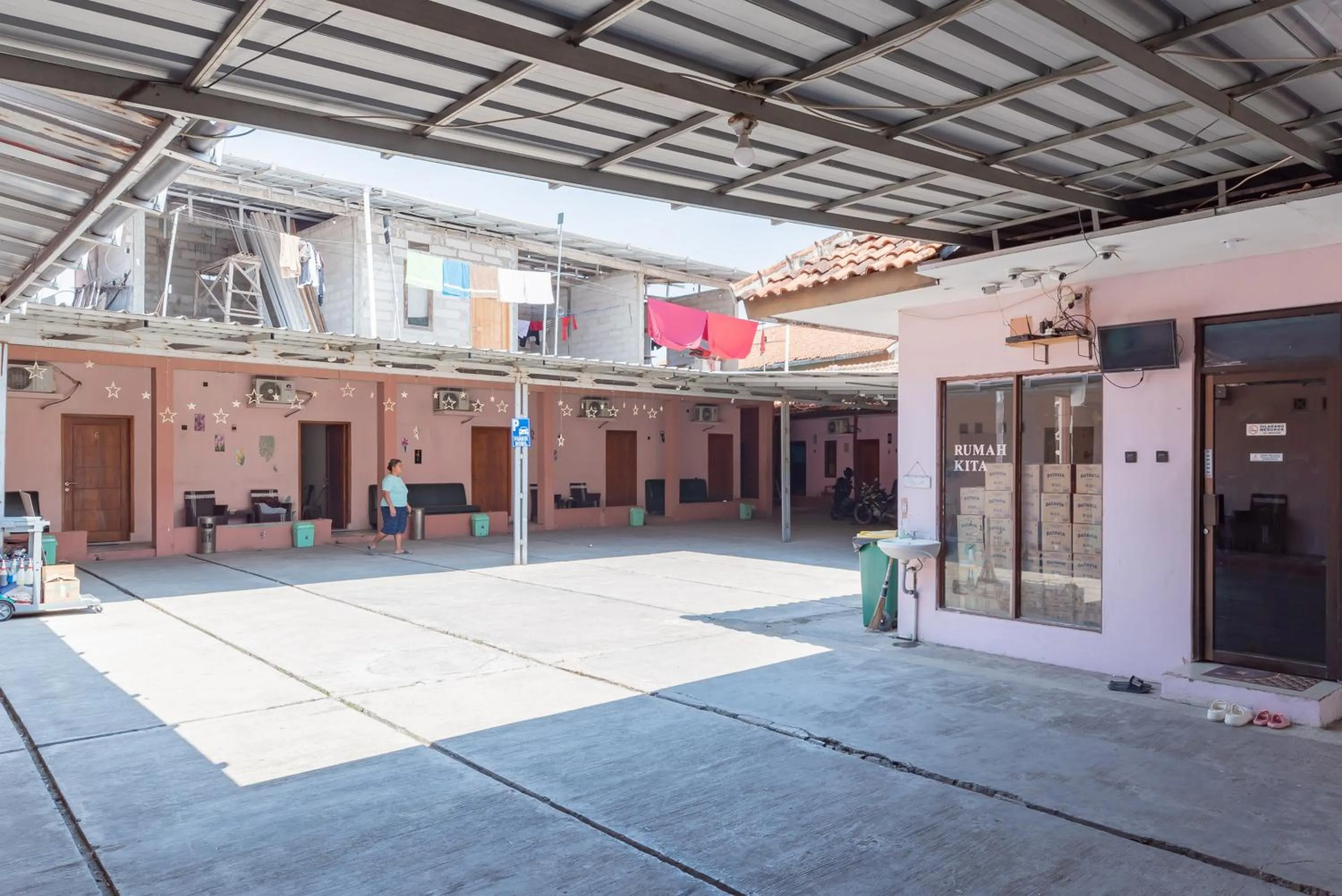 Parking in RedDoorz near Kejaksan Station Cirebon 3