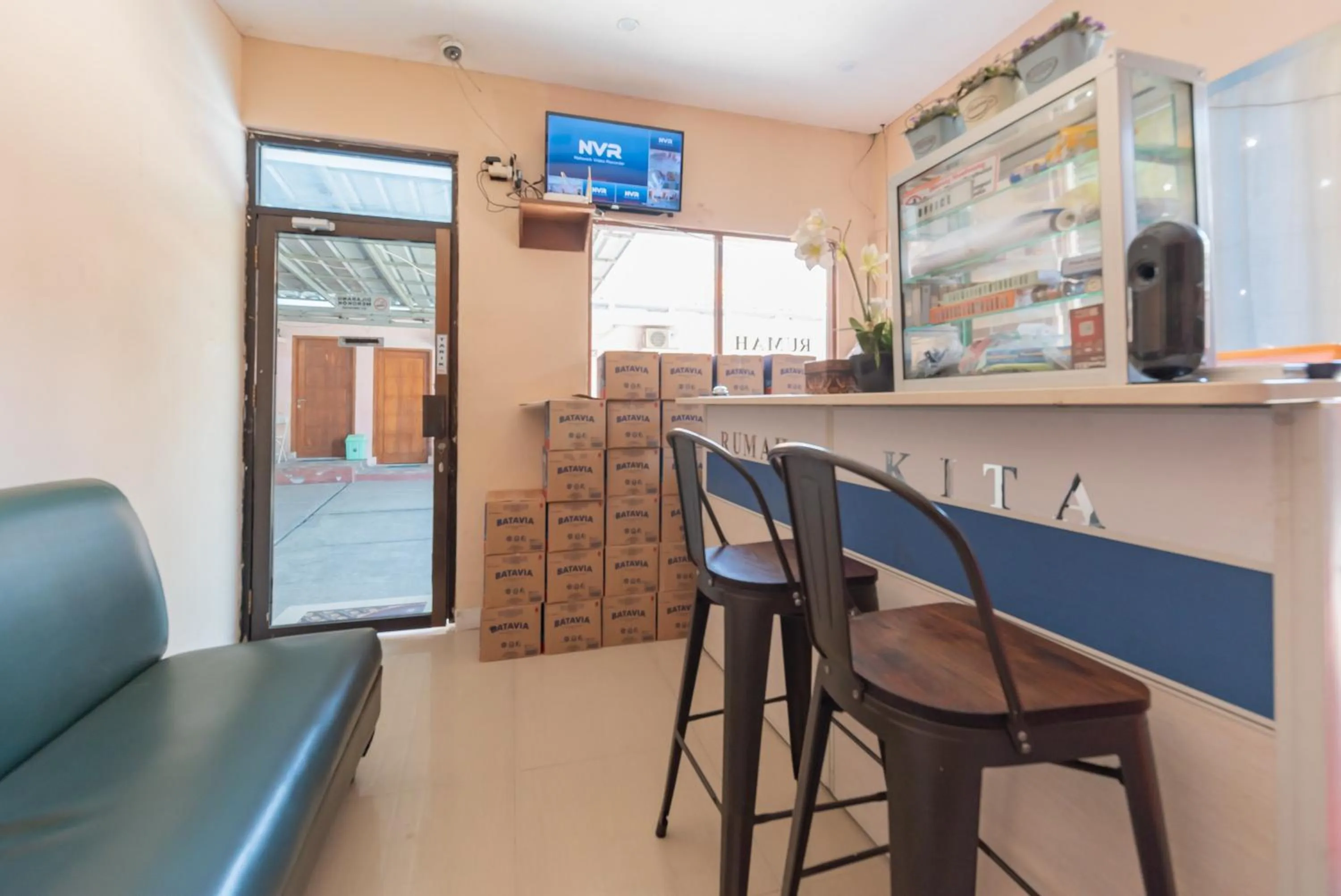 Lobby or reception in RedDoorz near Kejaksan Station Cirebon 3