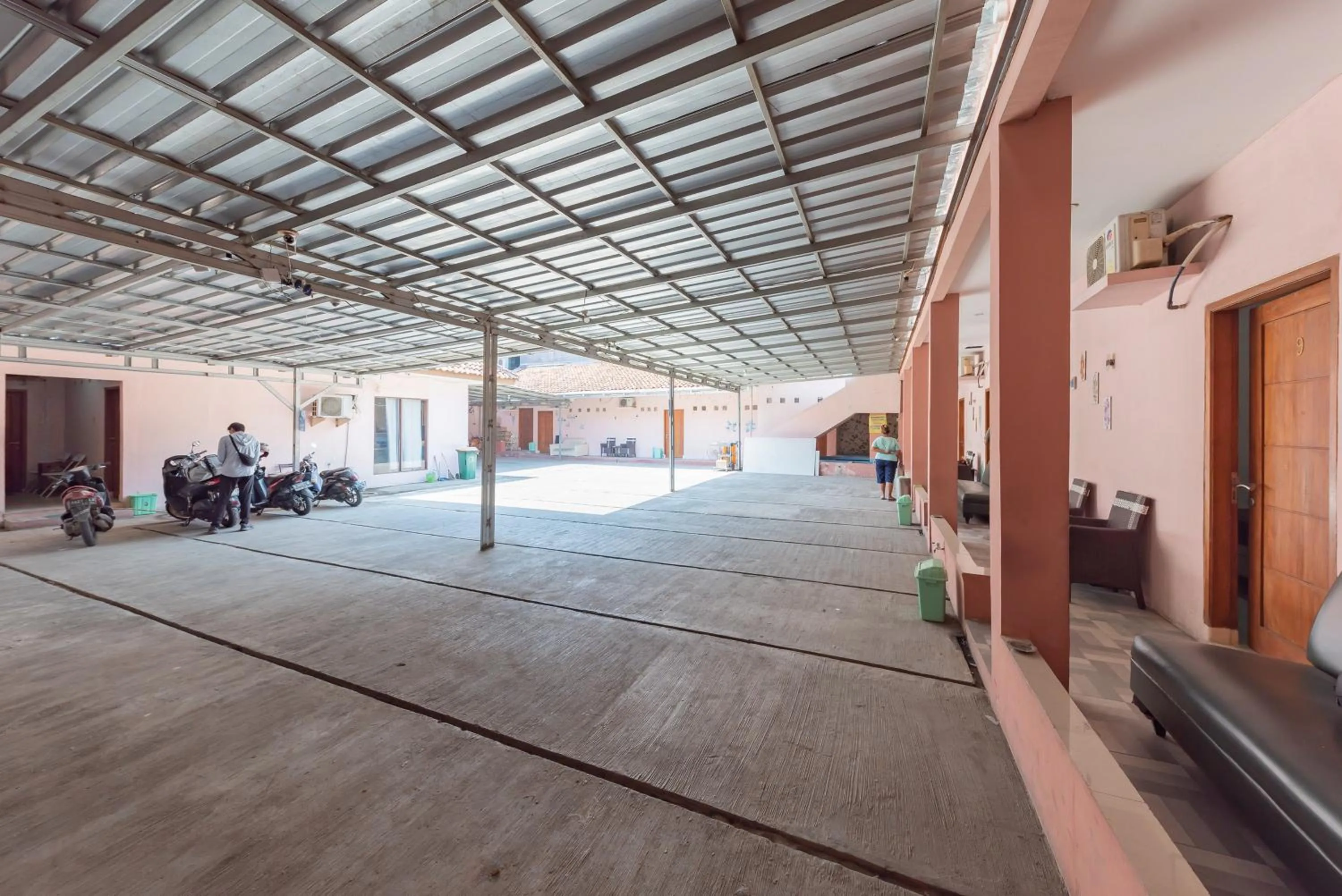 Parking in RedDoorz near Kejaksan Station Cirebon 3