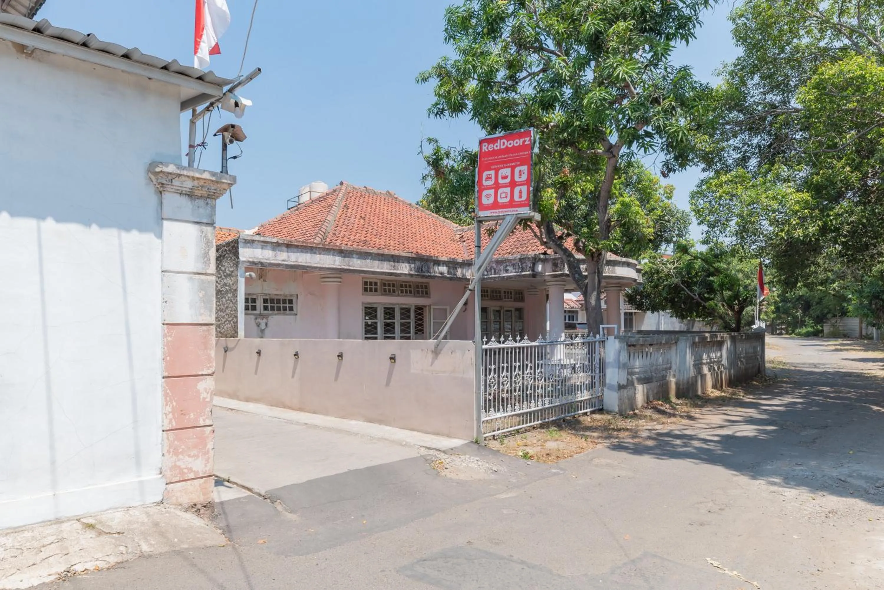 Property logo or sign in RedDoorz near Kejaksan Station Cirebon 3