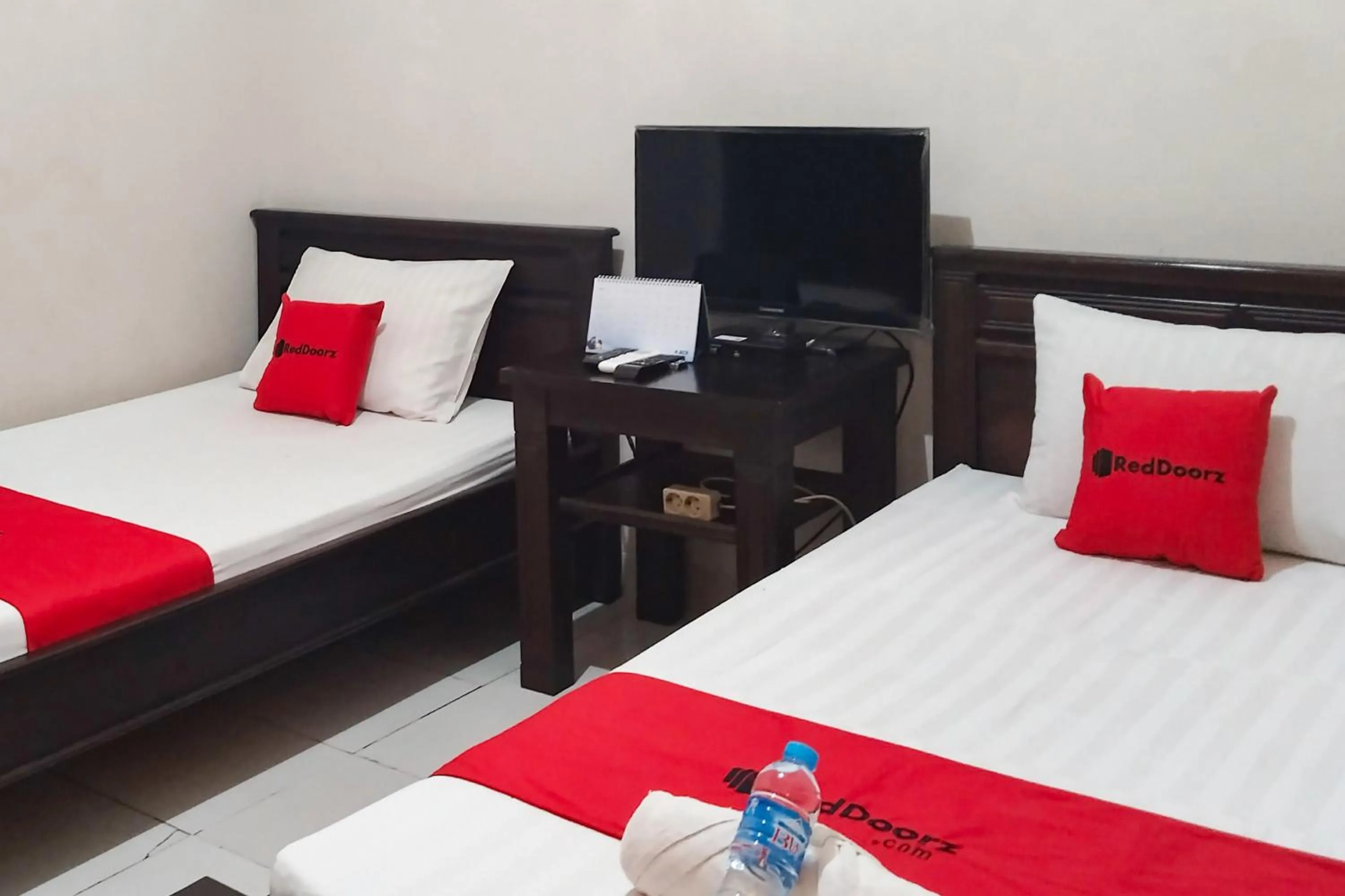 Bedroom, Bed in RedDoorz Syariah near Gatot Subroto Lampung 4