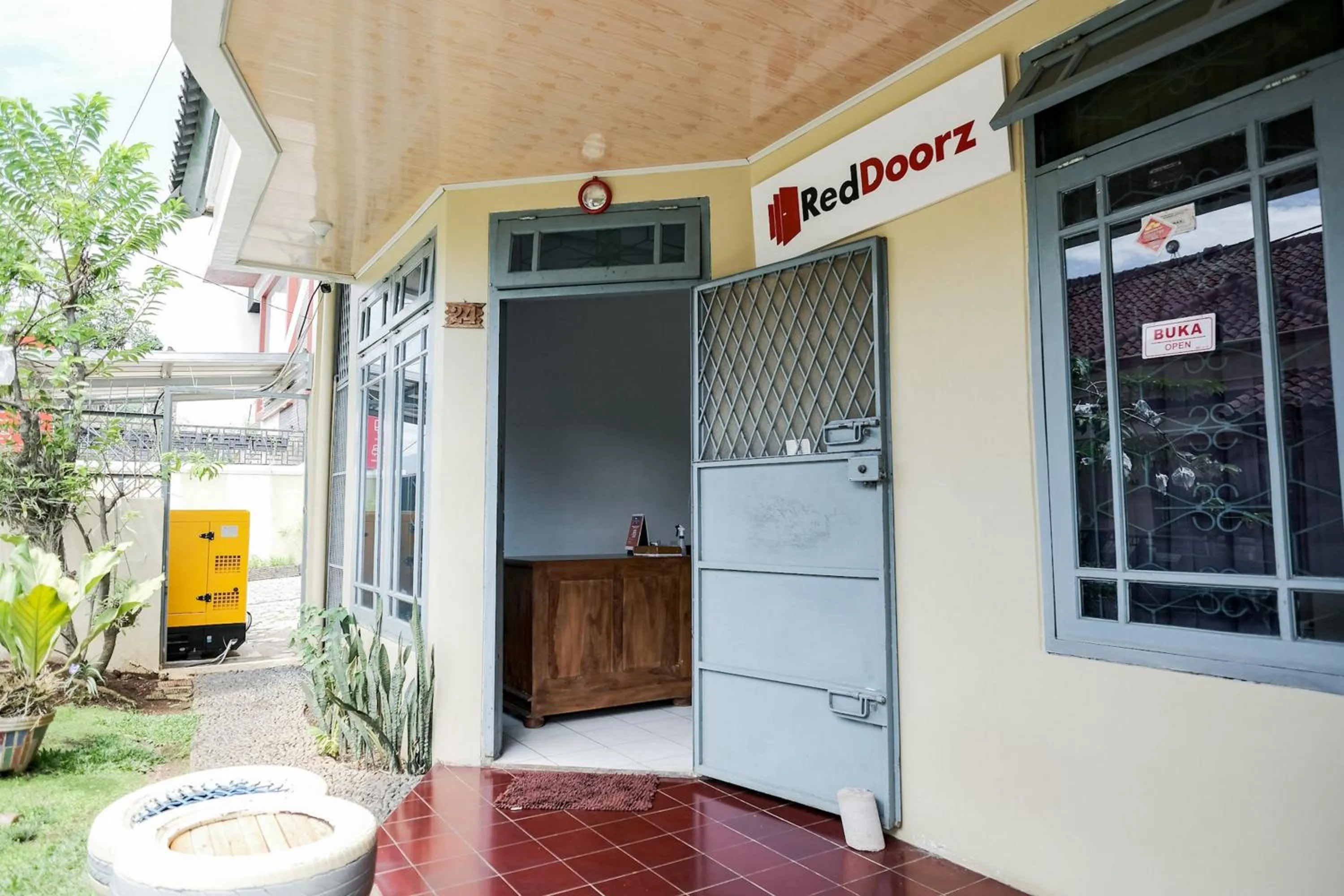Facade/entrance in RedDoorz Syariah near Gatot Subroto Lampung 4