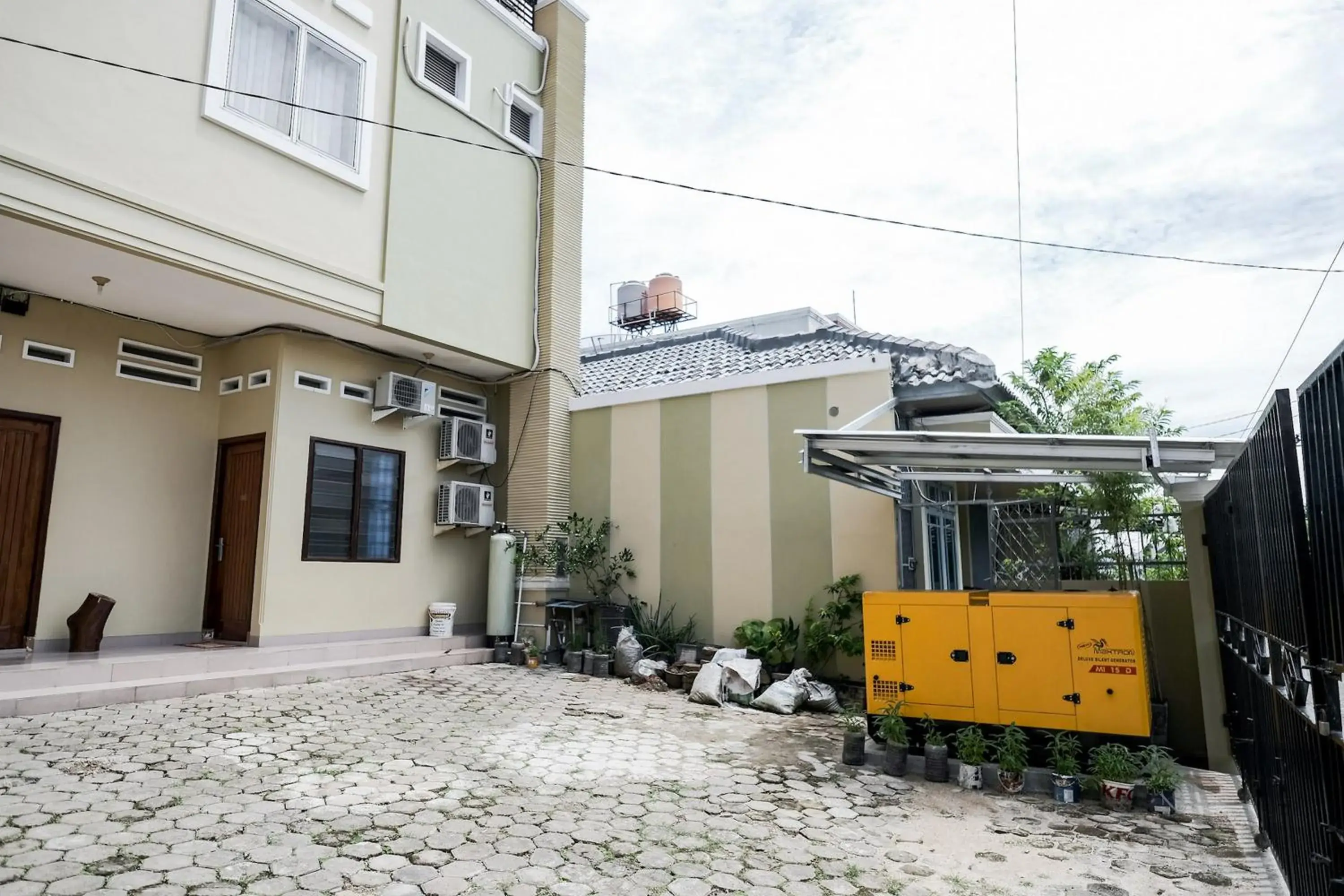 Facade/entrance in RedDoorz Syariah near Gatot Subroto Lampung 4 Facade/entrance in RedDoorz Syariah near Gatot Subroto Lampung 4