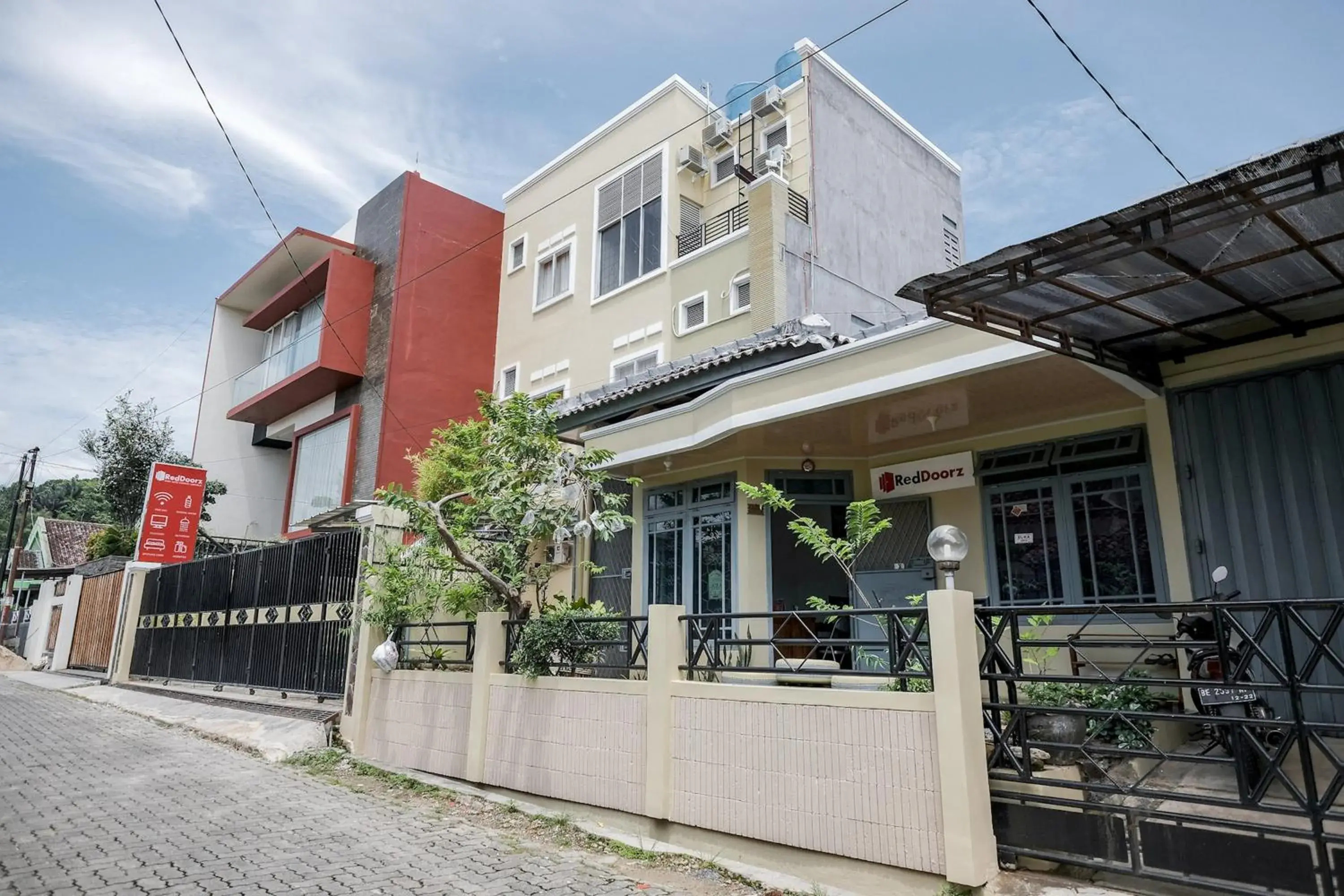 Facade/entrance in RedDoorz Syariah near Gatot Subroto Lampung 4 Facade/entrance in RedDoorz Syariah near Gatot Subroto Lampung 4