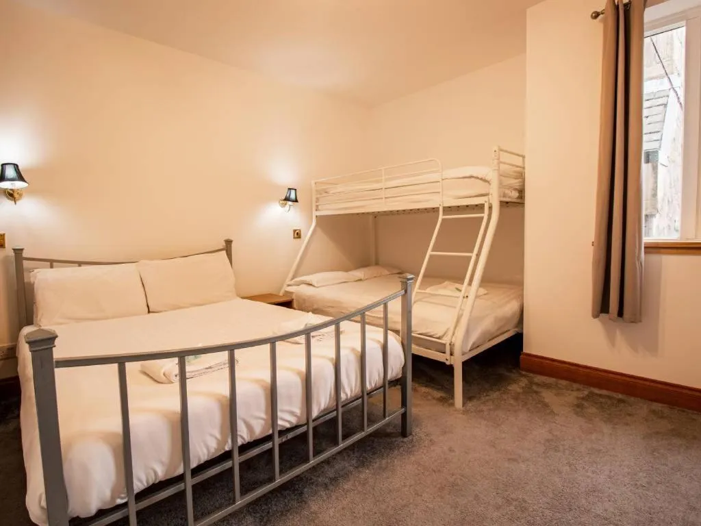 Bathroom, Bed in The Ben Mhor Hotel, Bar & Restaurant