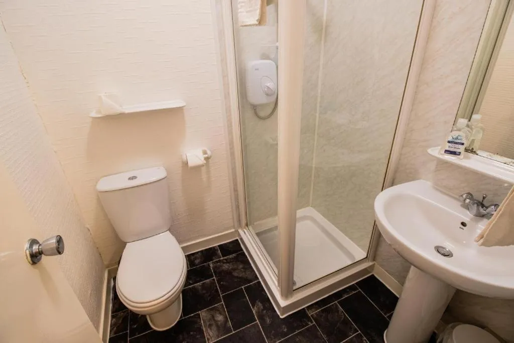 Bathroom in The Ben Mhor Hotel, Bar & Restaurant
