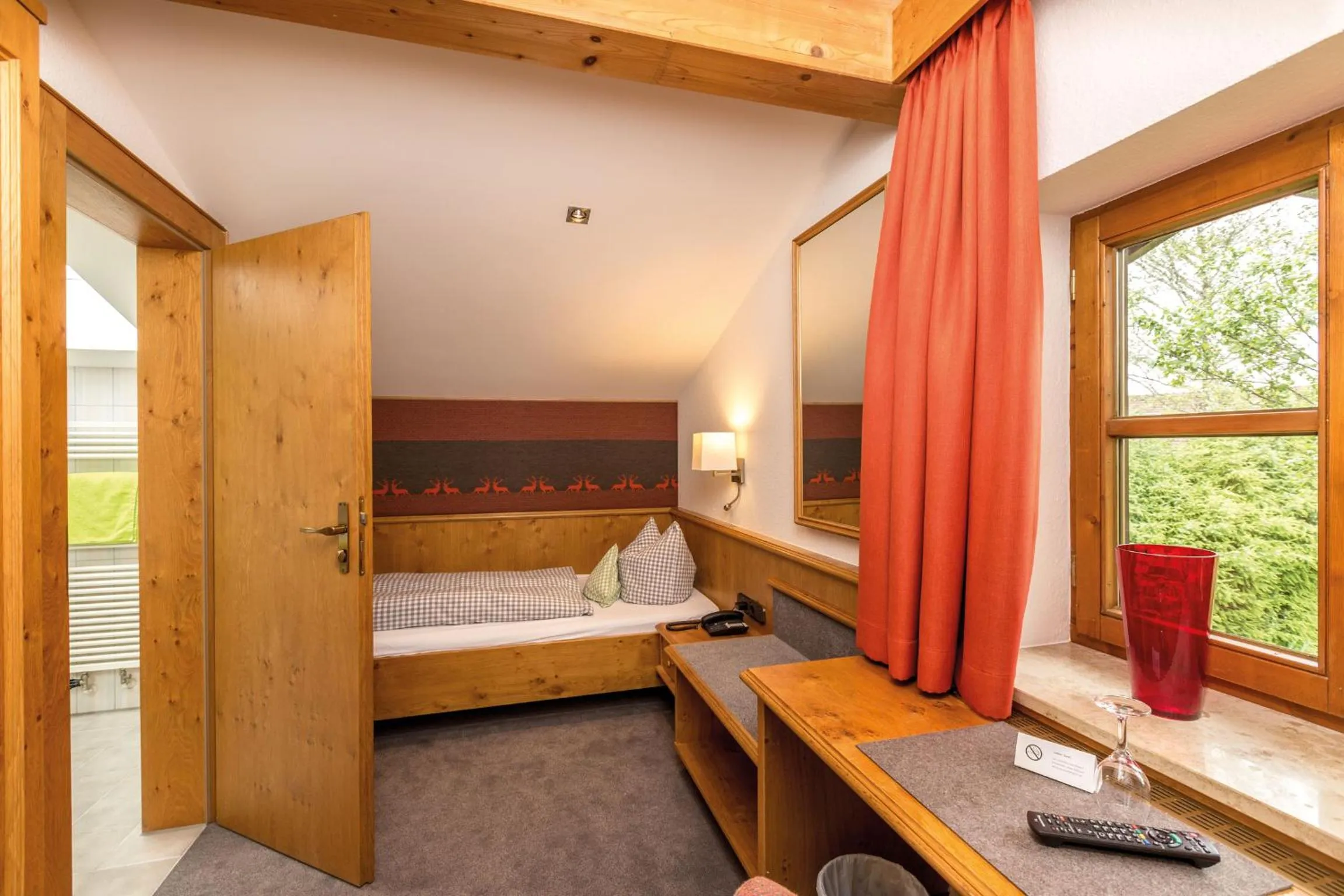 Photo of the whole room, Bed in Sulzberger Hof