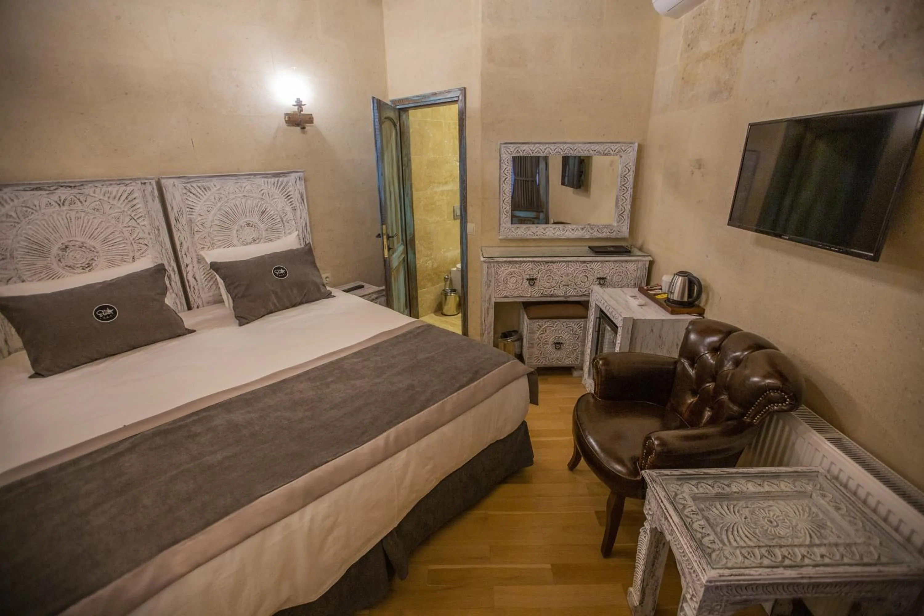 Photo of the whole room, Bed in Sinasos Star Hotel Cappadocia