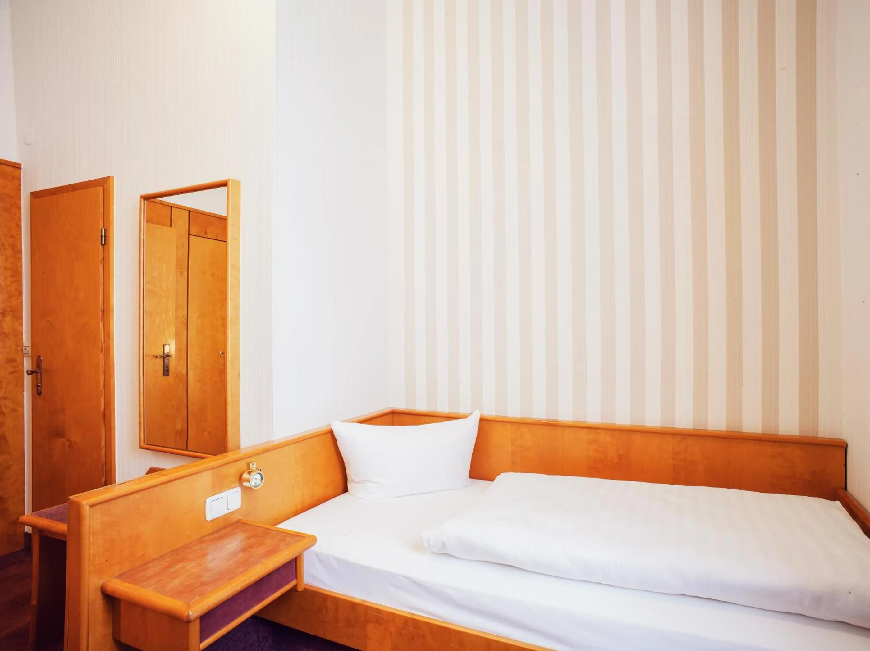 Photo of the whole room, Bed in Schwarzer Bär Jena