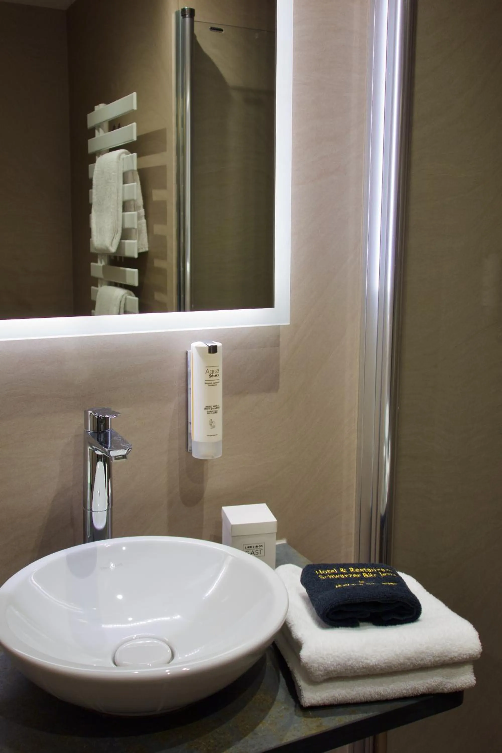 Bathroom in Schwarzer Bär Jena