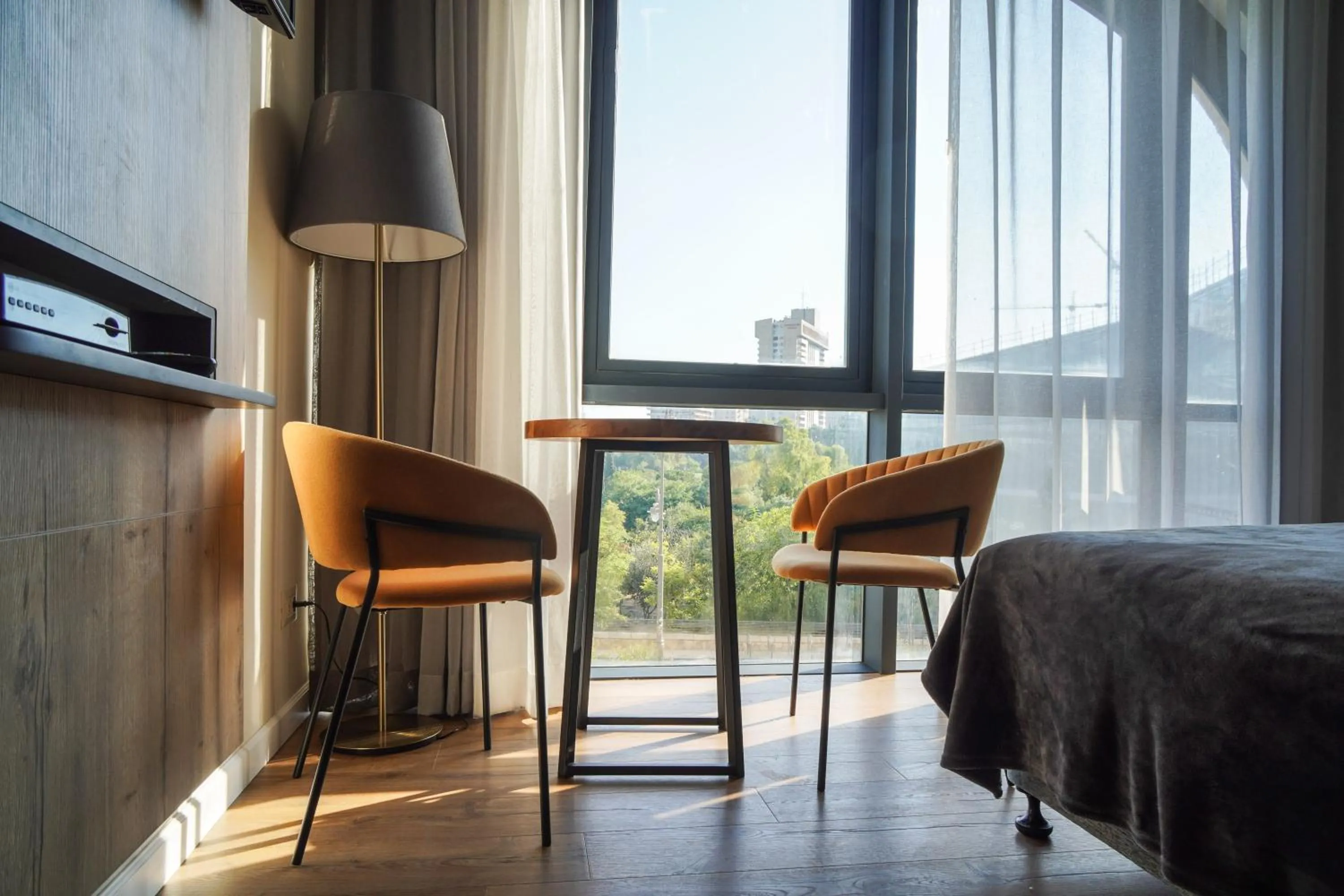 Seating area, Bed in Apartique Hotel