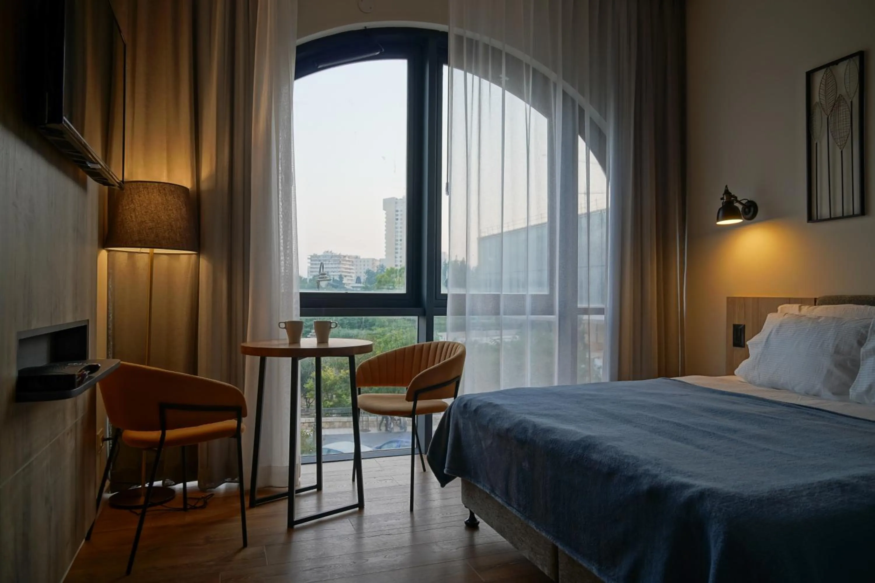 Seating area, Bed in Apartique Hotel