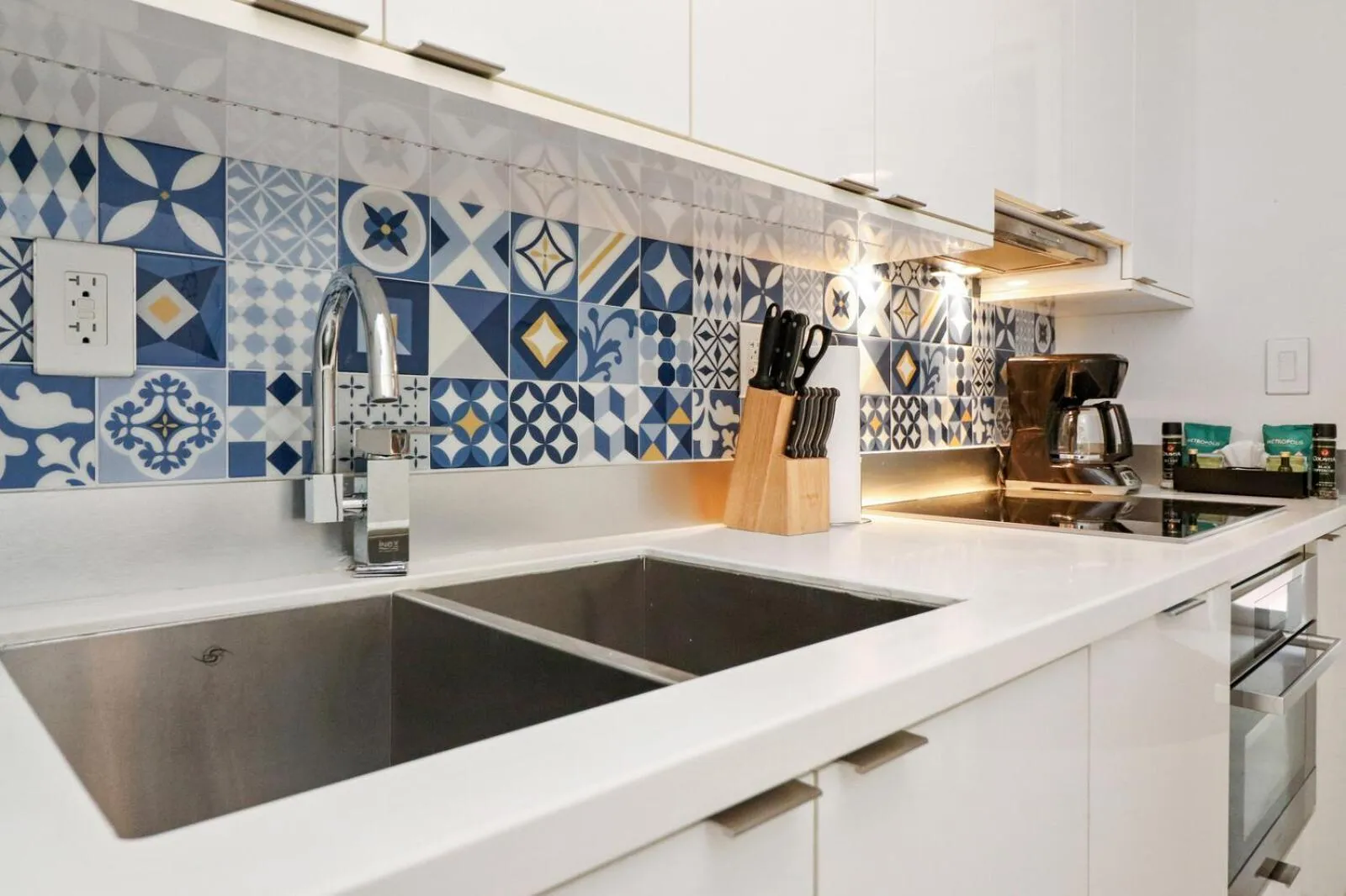 Kitchen or kitchenette in Roami at 250 Collins