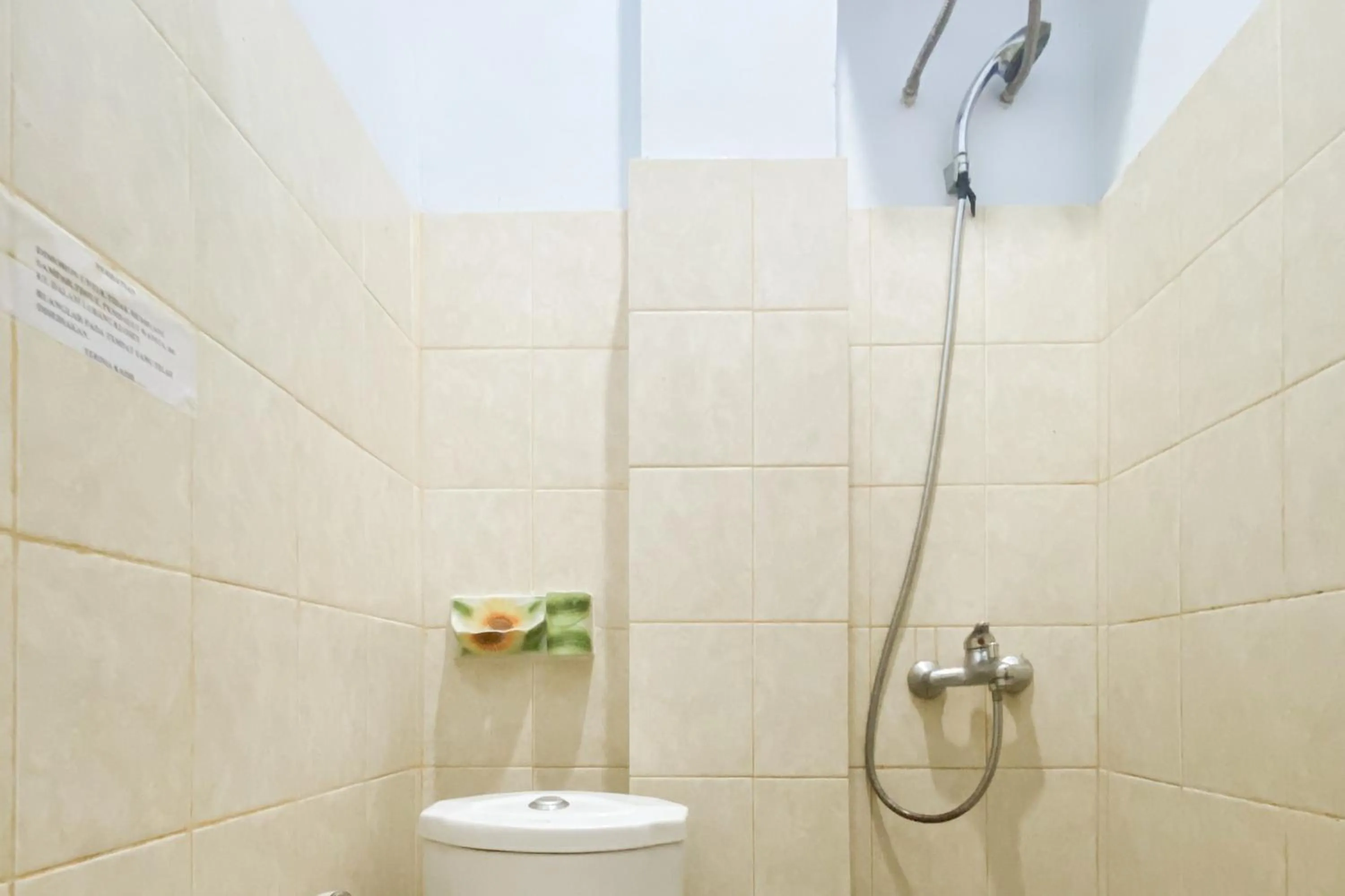 Bathroom in RedDoorz at Hotel Warna Palopo