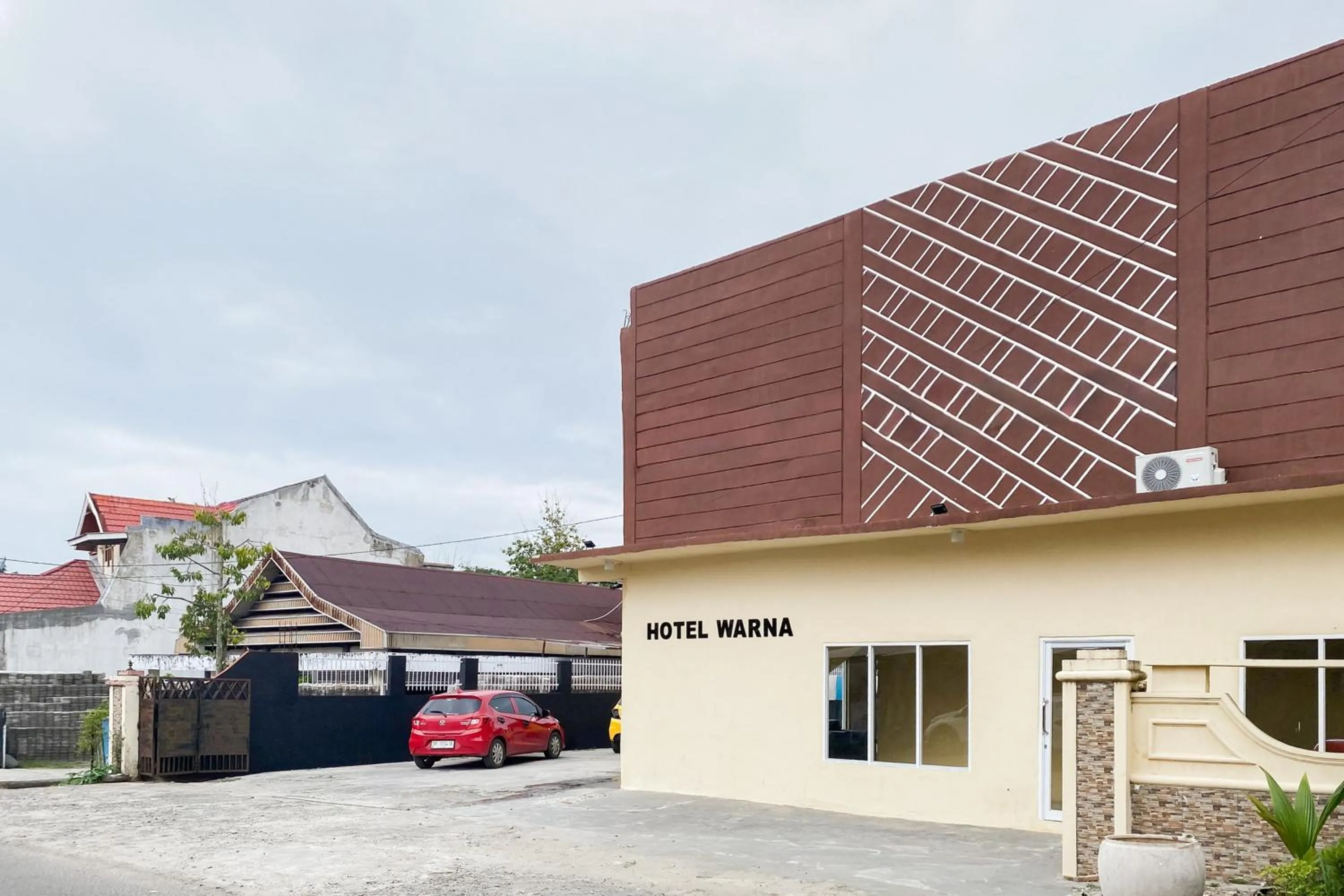 Facade/entrance in RedDoorz at Hotel Warna Palopo