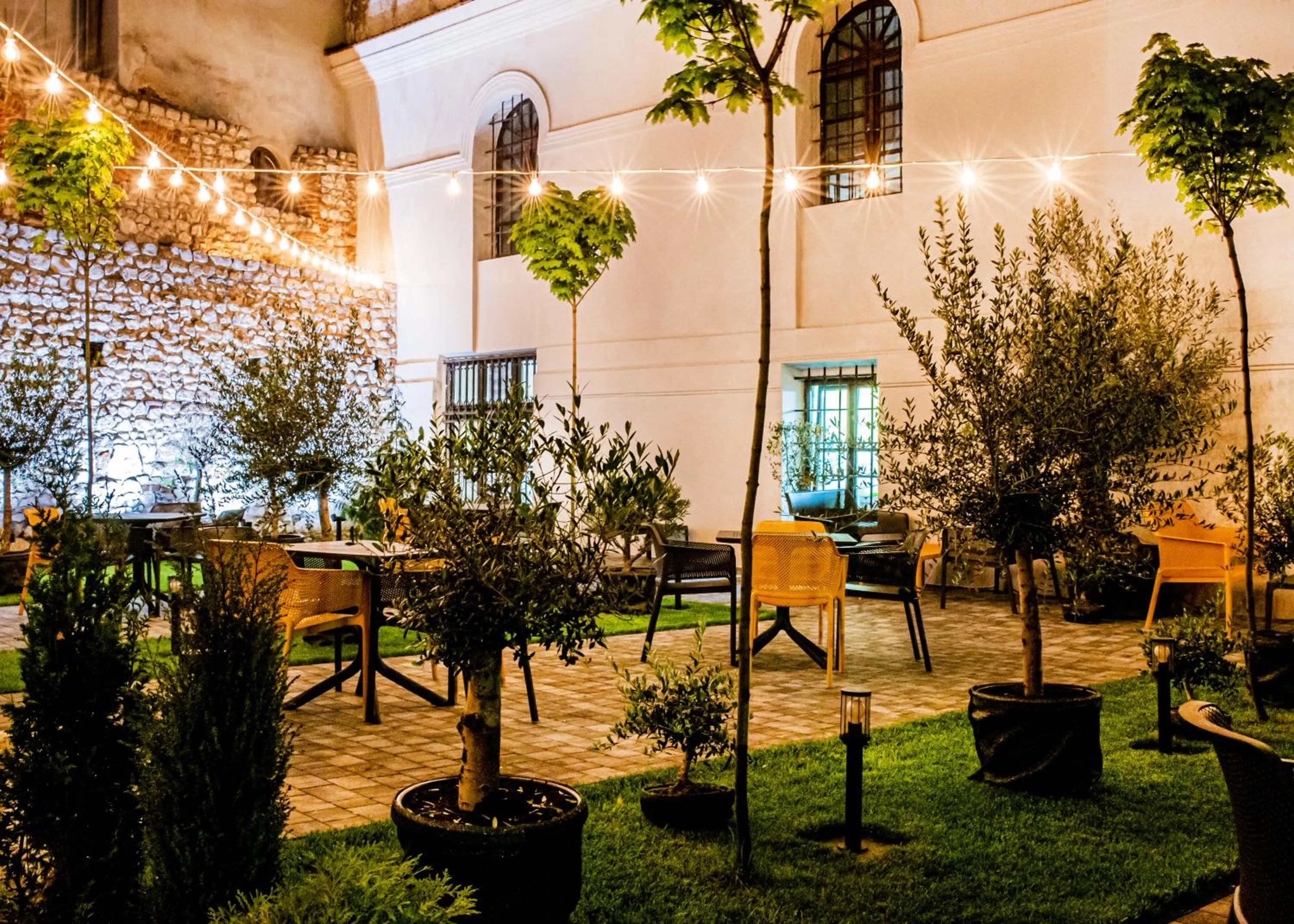 Restaurant/places to eat in Hotel Estera