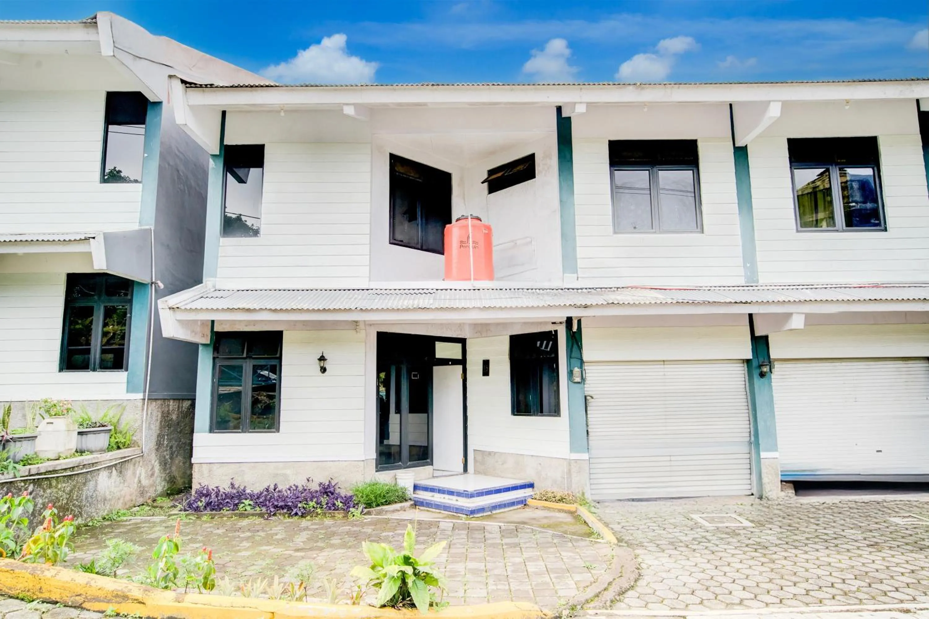 Facade/entrance in Villa Puncak Agape near Cipanas Mitra RedDoorz