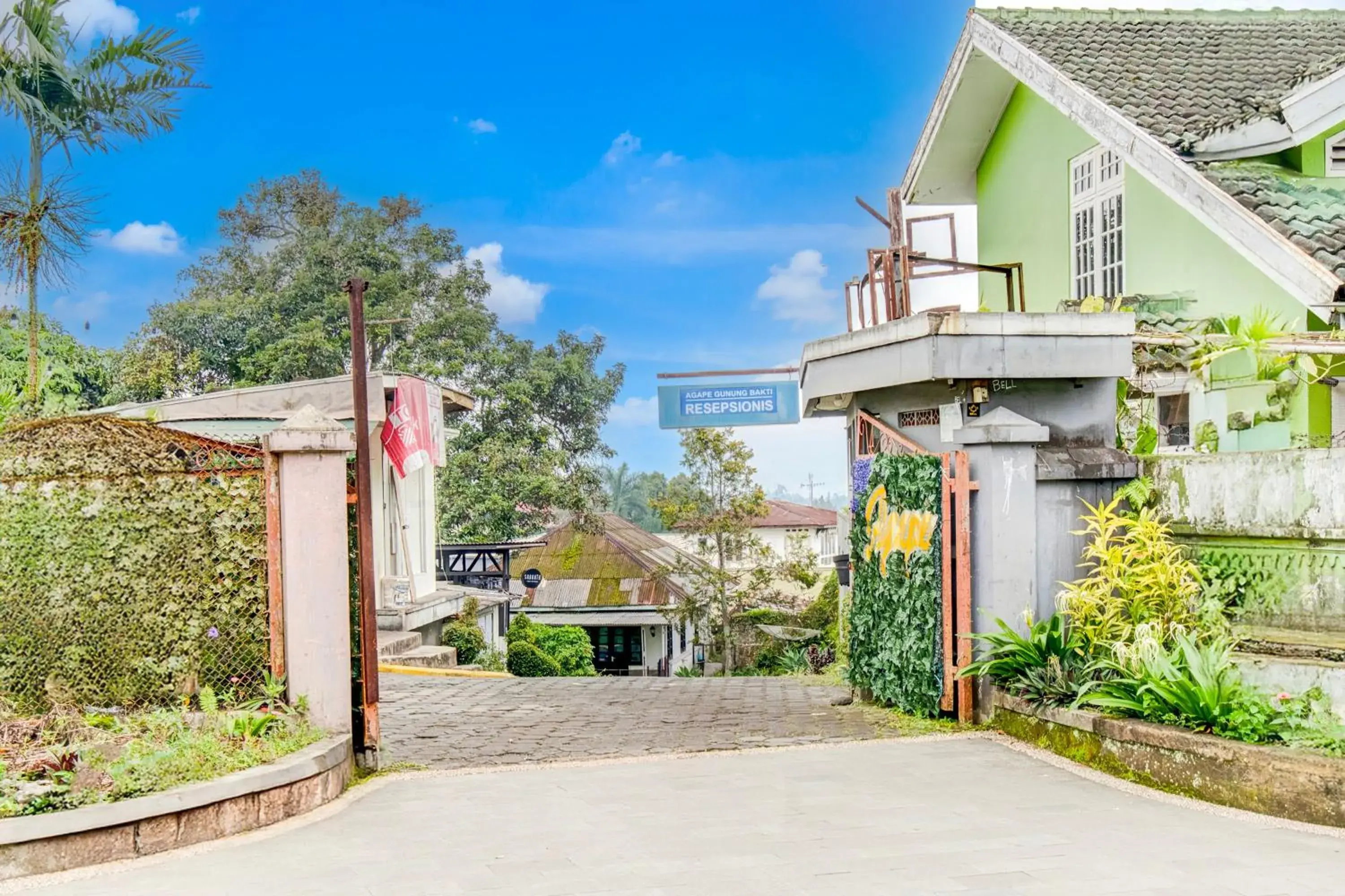 Facade/entrance in Villa Puncak Agape near Cipanas Mitra RedDoorz Facade/entrance in Villa Puncak Agape near Cipanas Mitra RedDoorz