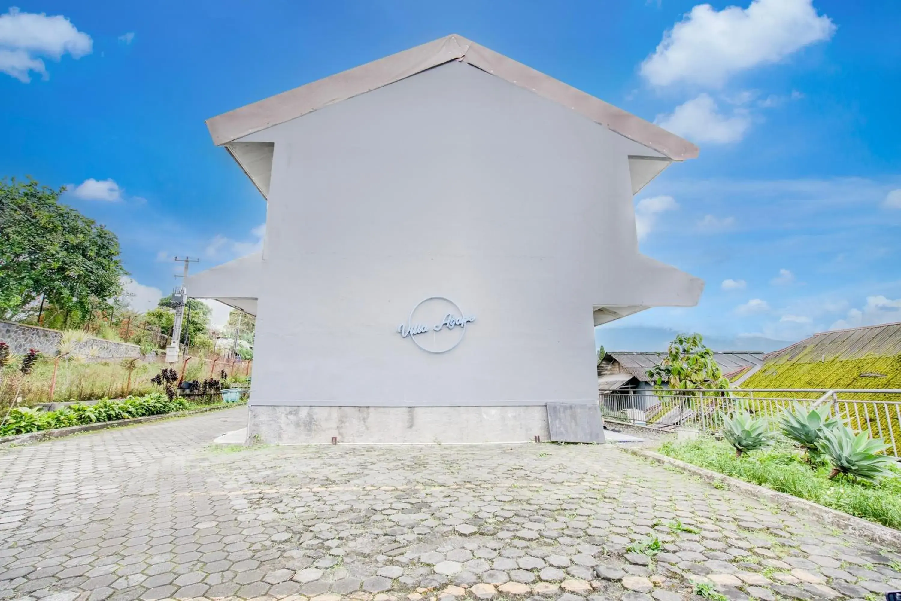 Facade/entrance in Villa Puncak Agape near Cipanas Mitra RedDoorz Facade/entrance in Villa Puncak Agape near Cipanas Mitra RedDoorz