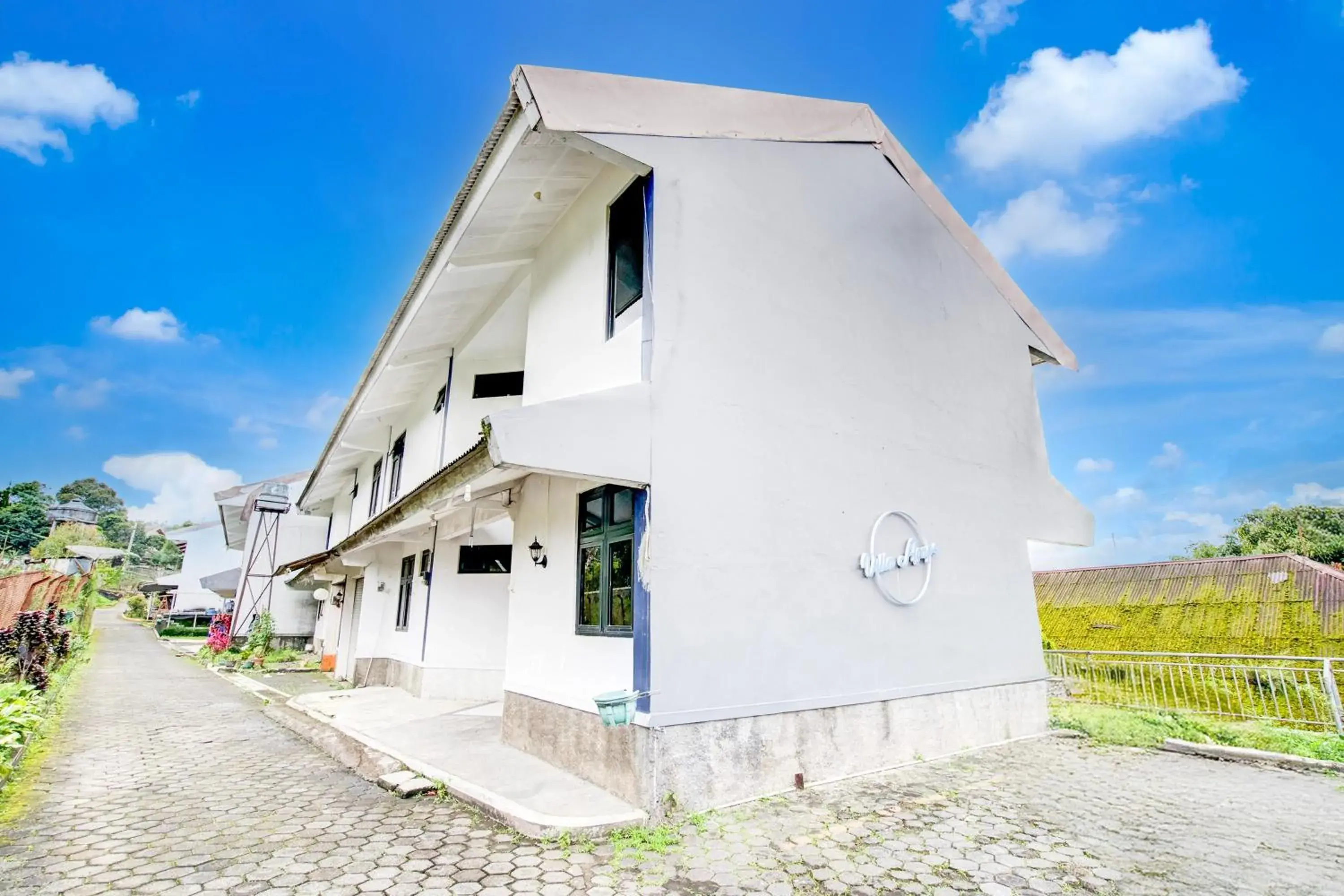 Facade/entrance in Villa Puncak Agape near Cipanas Mitra RedDoorz Facade/entrance in Villa Puncak Agape near Cipanas Mitra RedDoorz