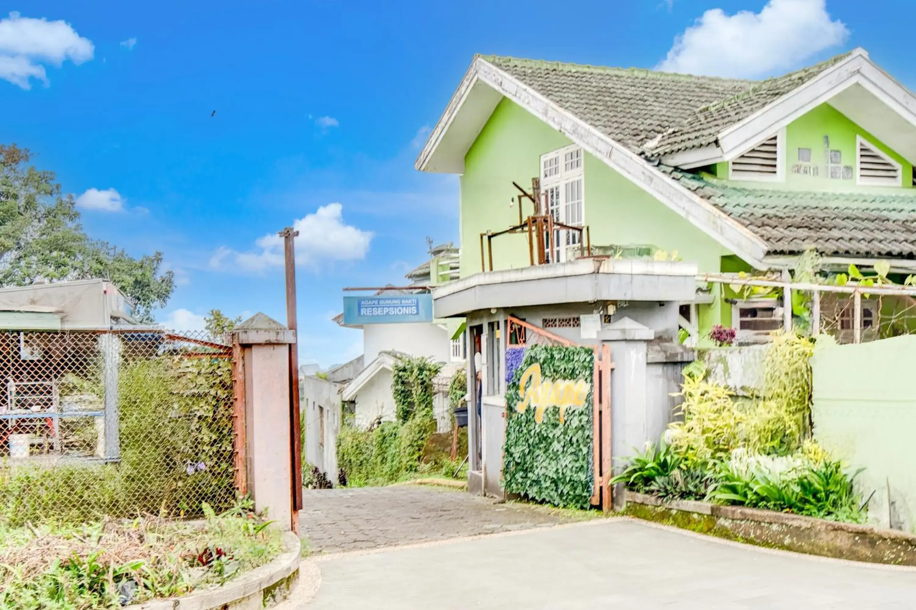 Facade/entrance in Villa Puncak Agape near Cipanas Mitra RedDoorz Facade/entrance in Villa Puncak Agape near Cipanas Mitra RedDoorz
