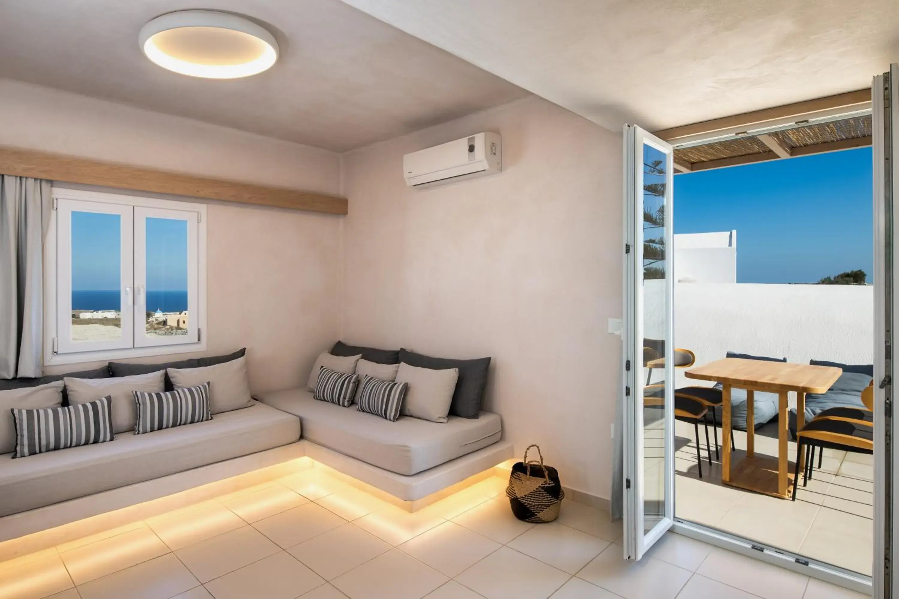 Aelia suite sea view with outdoor hot tub in Aelia Luxury Suites Aelia suite sea view with outdoor hot tub in Aelia Luxury Suites