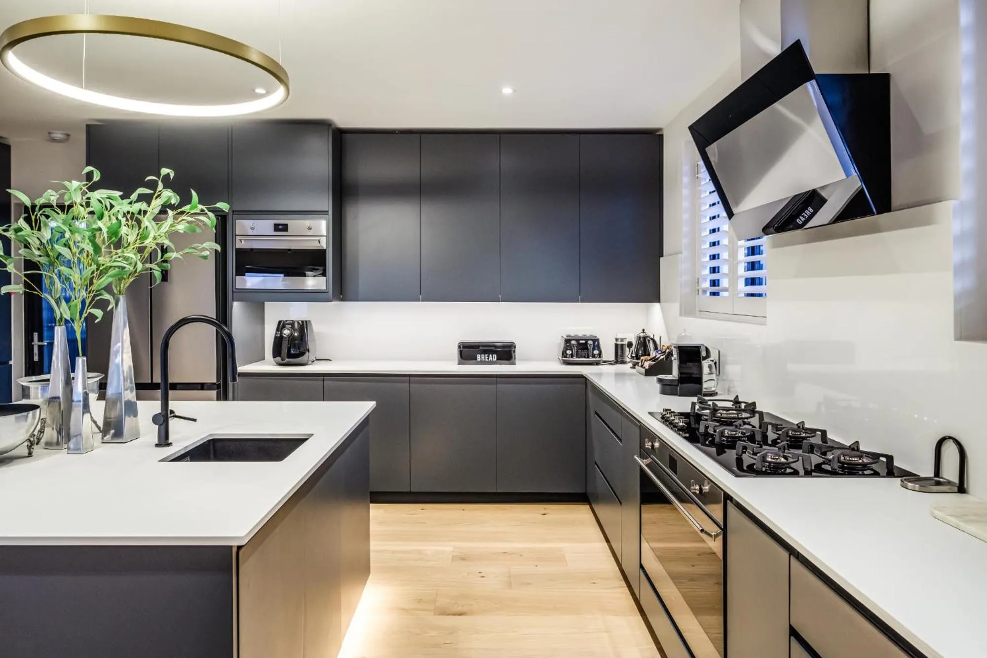 Kitchen or kitchenette in Wescamp Villa