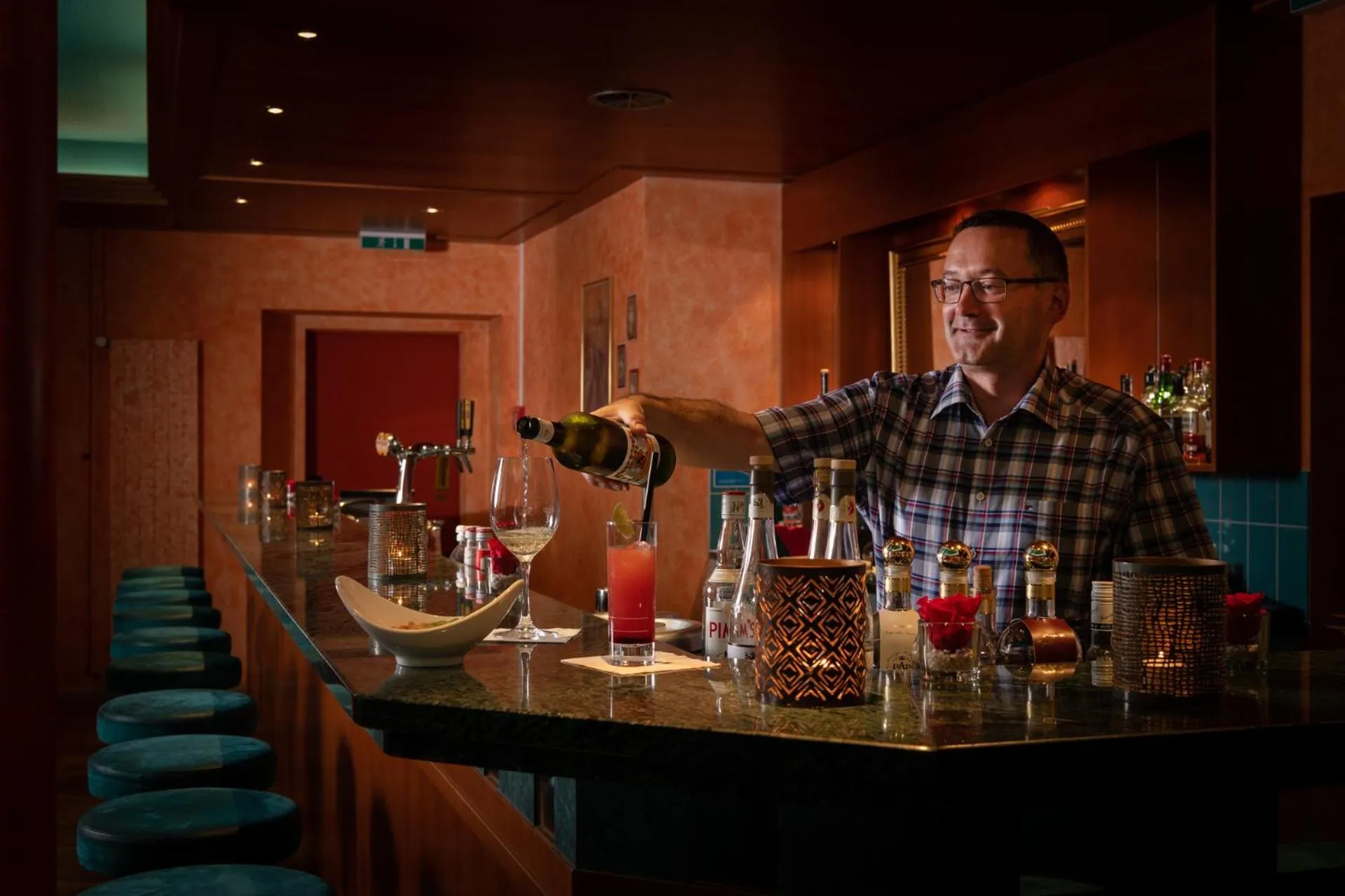 Lounge or bar in Hotel Victoria Lauberhorn Wengen, a Faern Collection Hotel