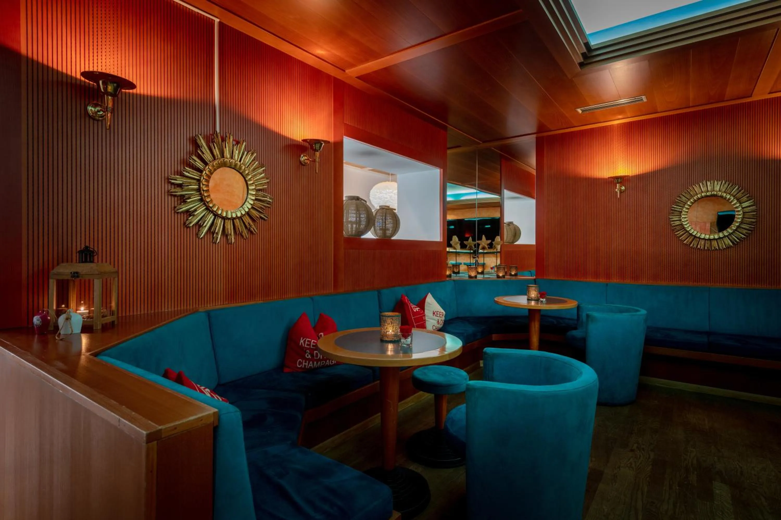 Lounge or bar in Hotel Victoria Lauberhorn Wengen, a Faern Collection Hotel