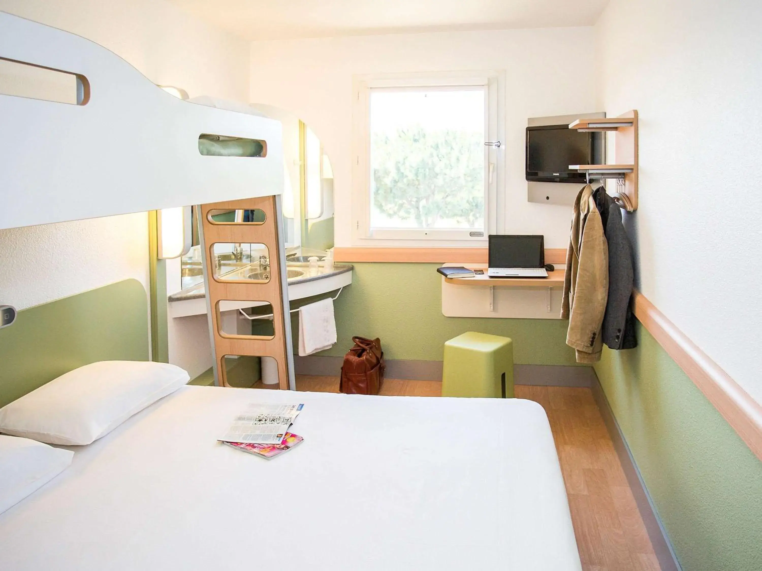 Photo of the whole room, Bed in Ibis Budget Perpignan Nord Rivesaltes Photo of the whole room, Bed in Ibis Budget Perpignan Nord Rivesaltes