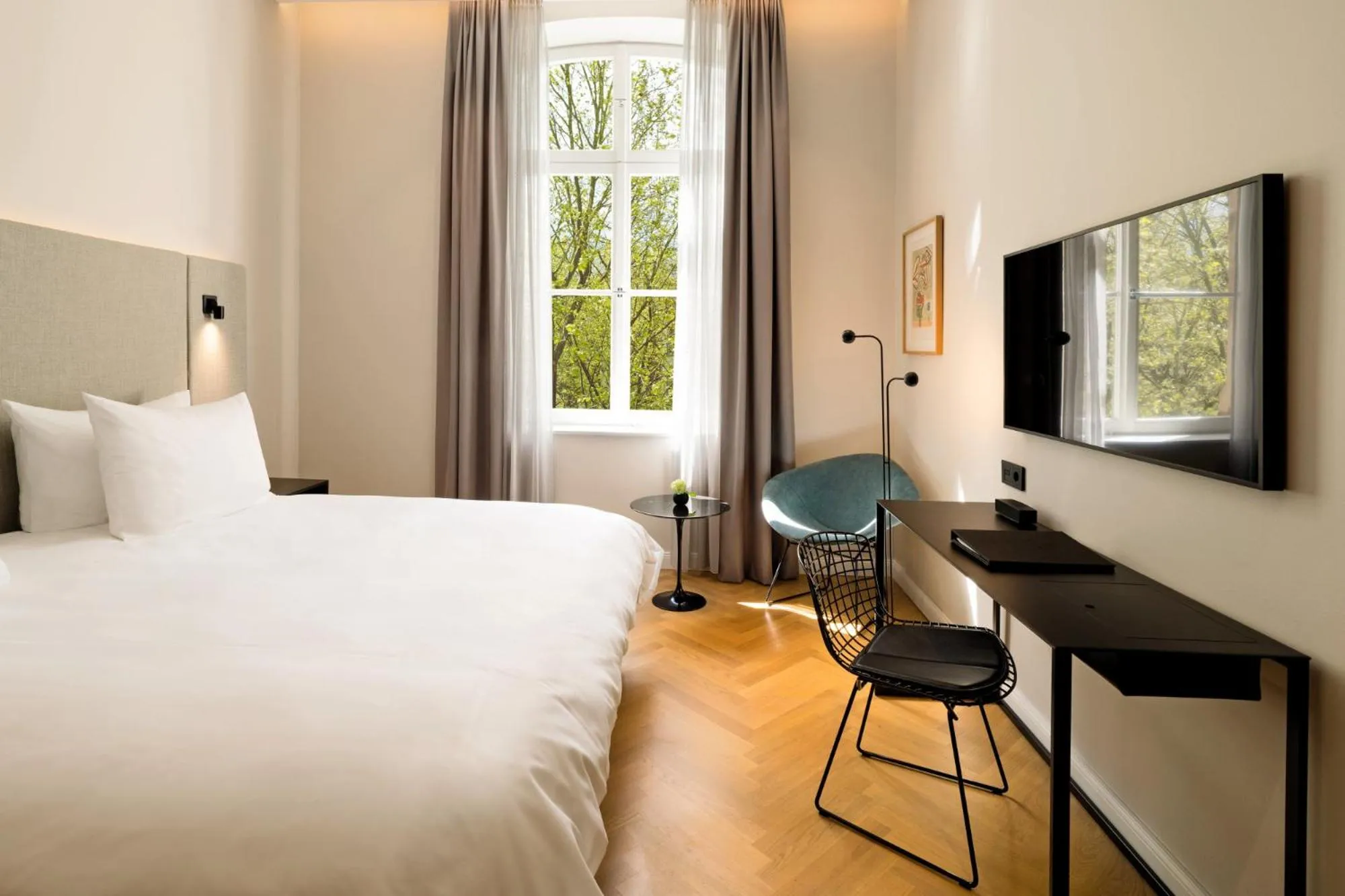 Photo of the whole room, Bed in ESPLANADE Saarbrücken