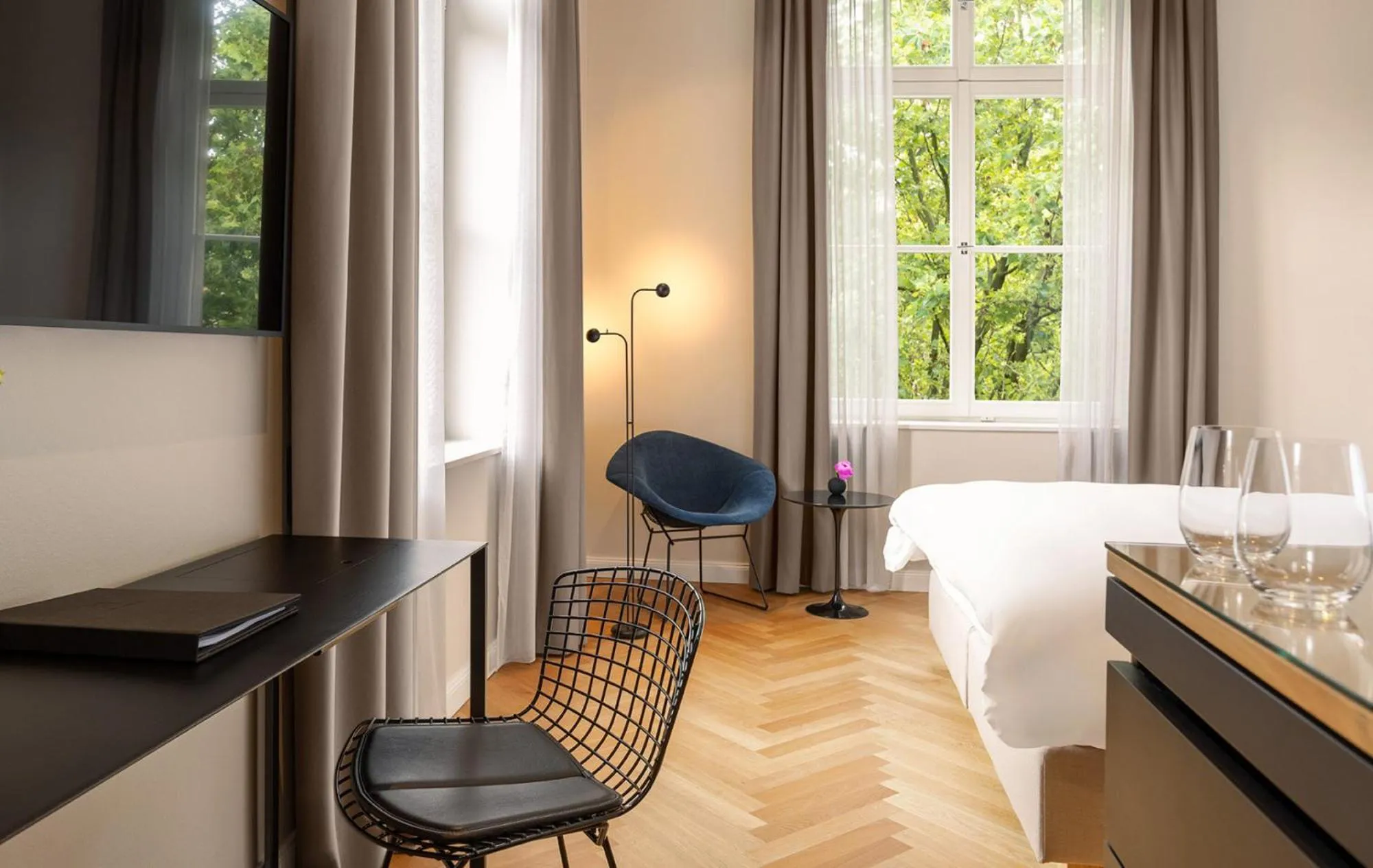 Photo of the whole room, Bed in ESPLANADE Saarbrücken